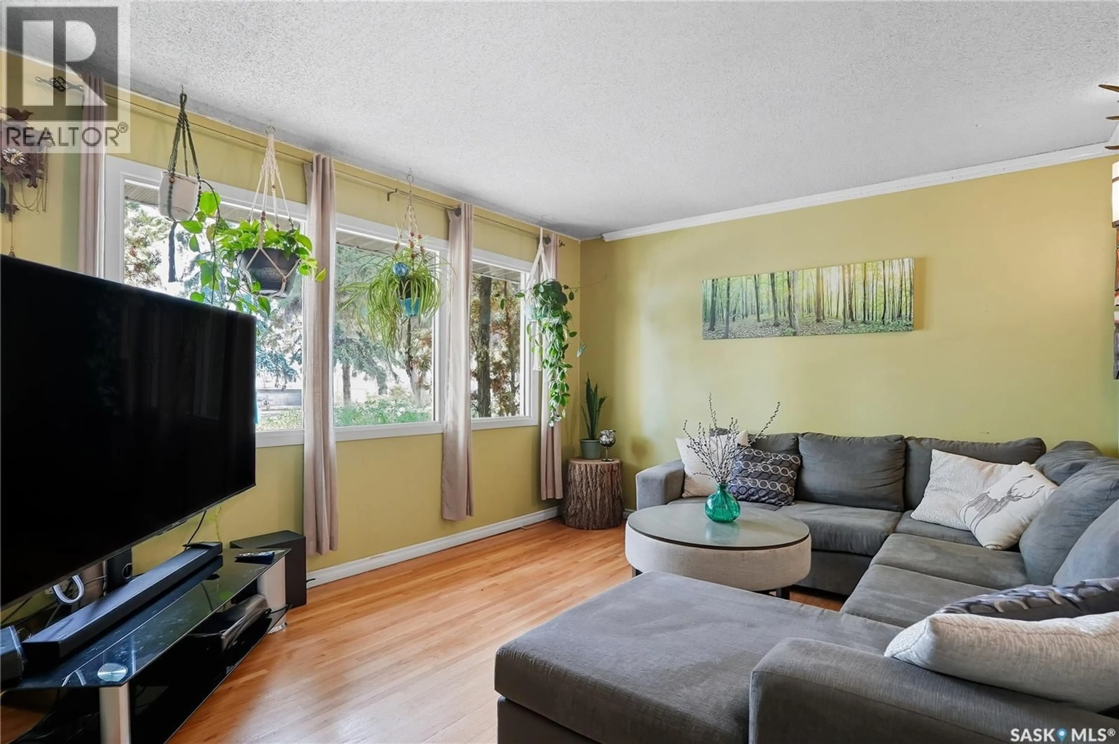 Living room with furniture, wood/laminate floor for 309 X AVENUE, Saskatoon Saskatchewan S7L3J7