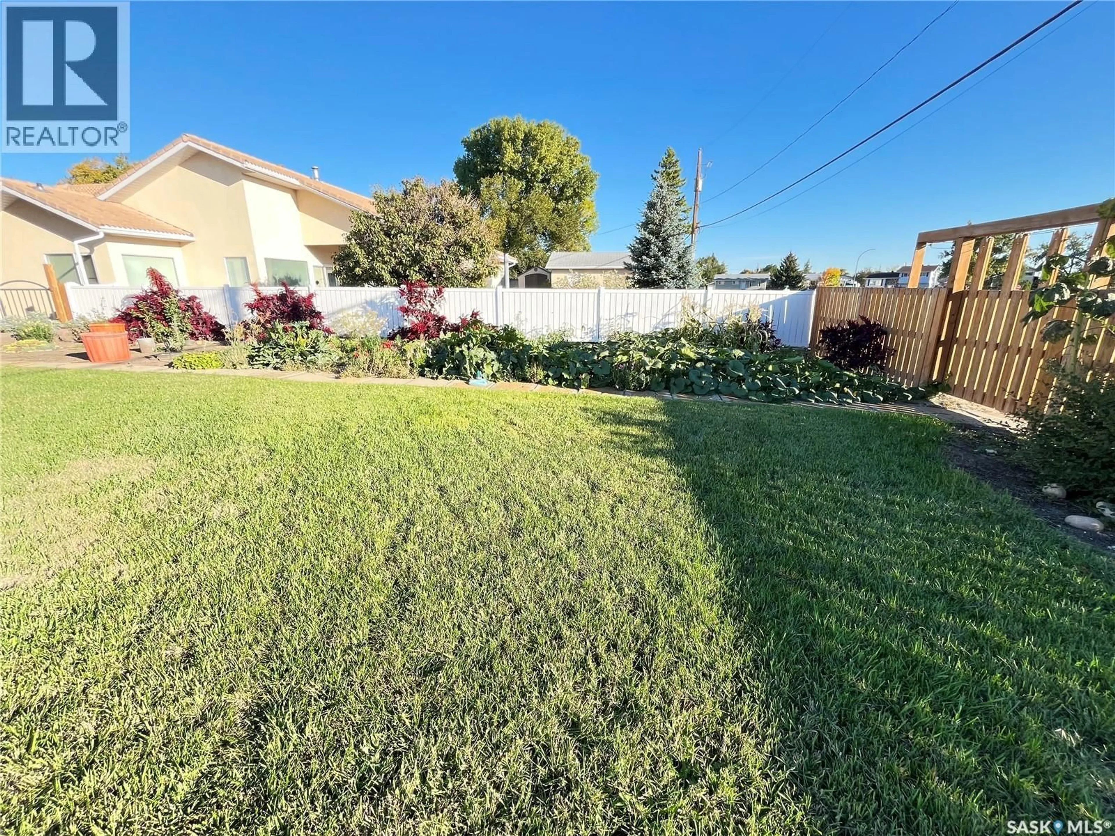 A pic from outside/outdoor area/front of a property/back of a property/a pic from drone, street for 620 GRIFFIN STREET, Maple Creek Saskatchewan S0N1N0