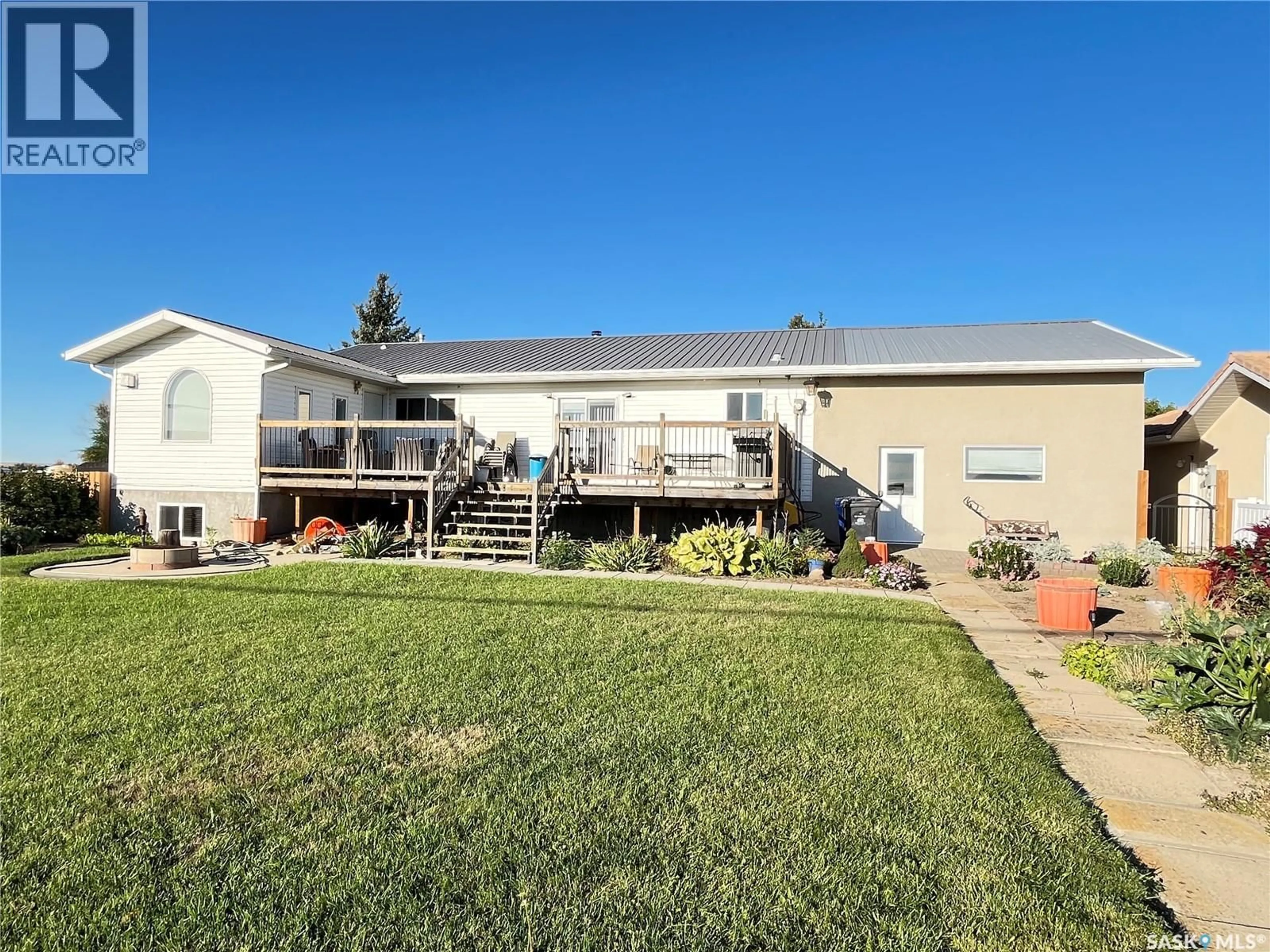 A pic from outside/outdoor area/front of a property/back of a property/a pic from drone, unknown for 620 GRIFFIN STREET, Maple Creek Saskatchewan S0N1N0