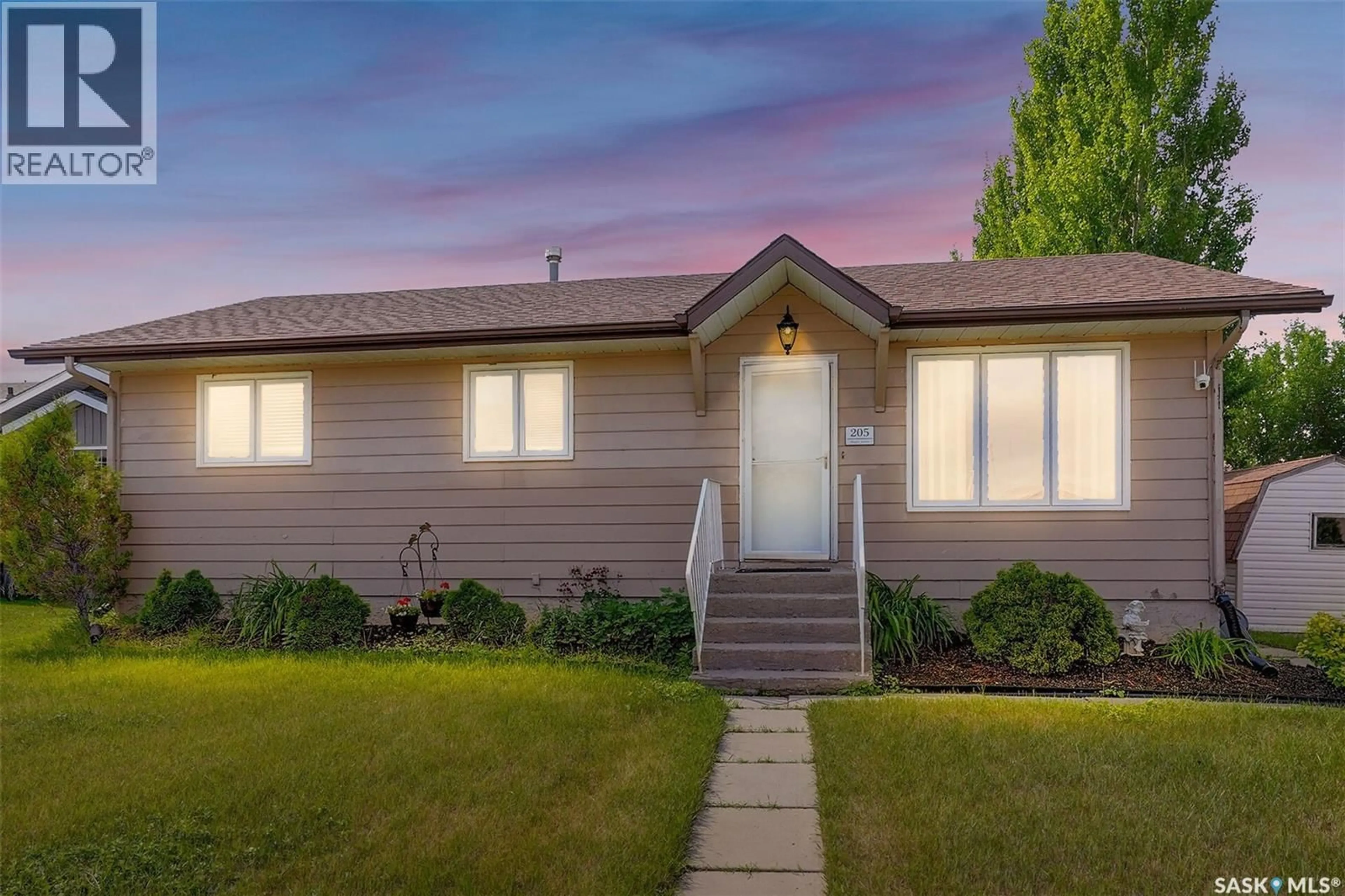 Home with vinyl exterior material, street for 205 MAPLE STREET, Strasbourg Saskatchewan S0G4V0
