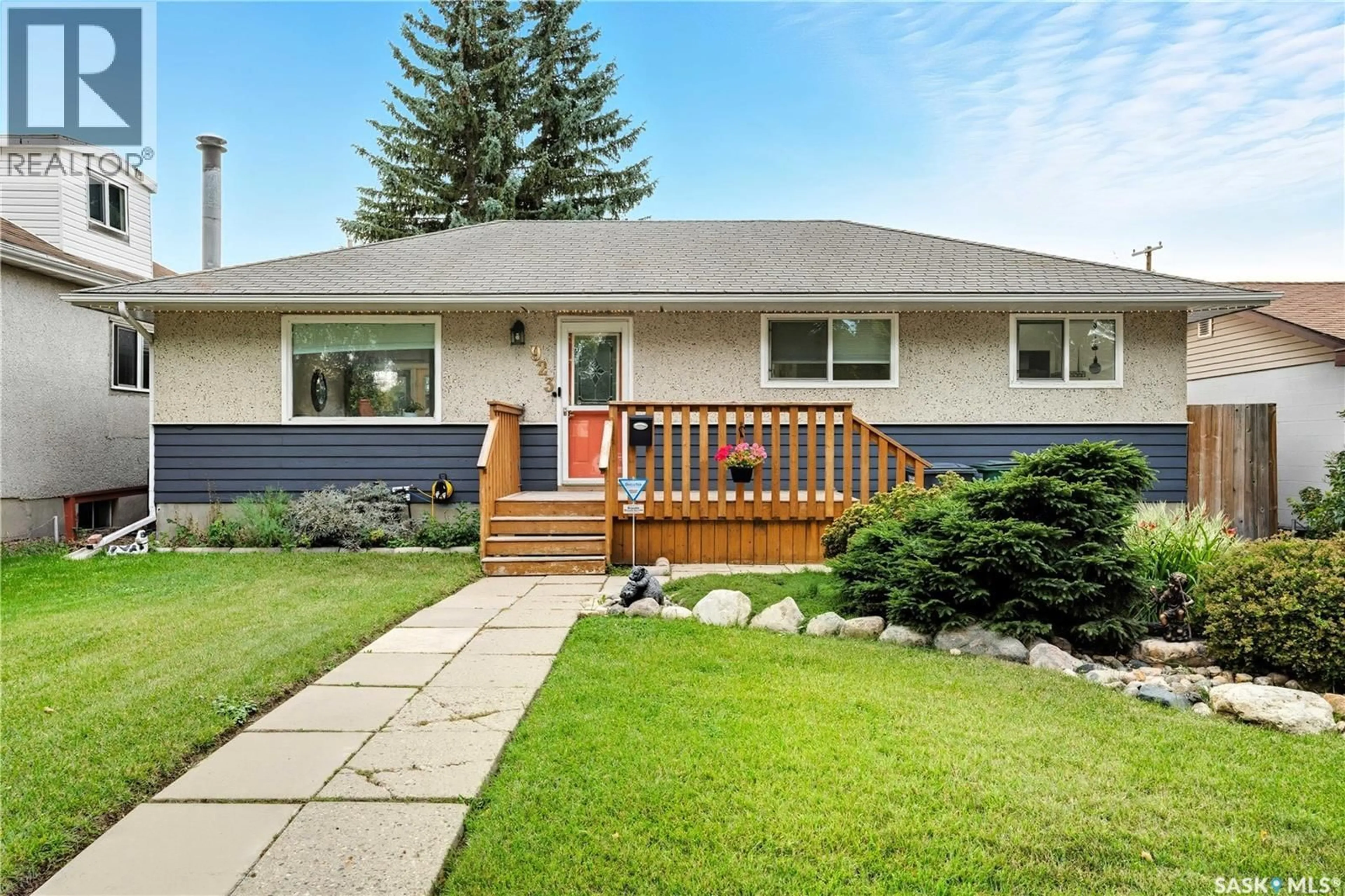 Home with vinyl exterior material, street for 923 L AVENUE, Saskatoon Saskatchewan S7N2R5