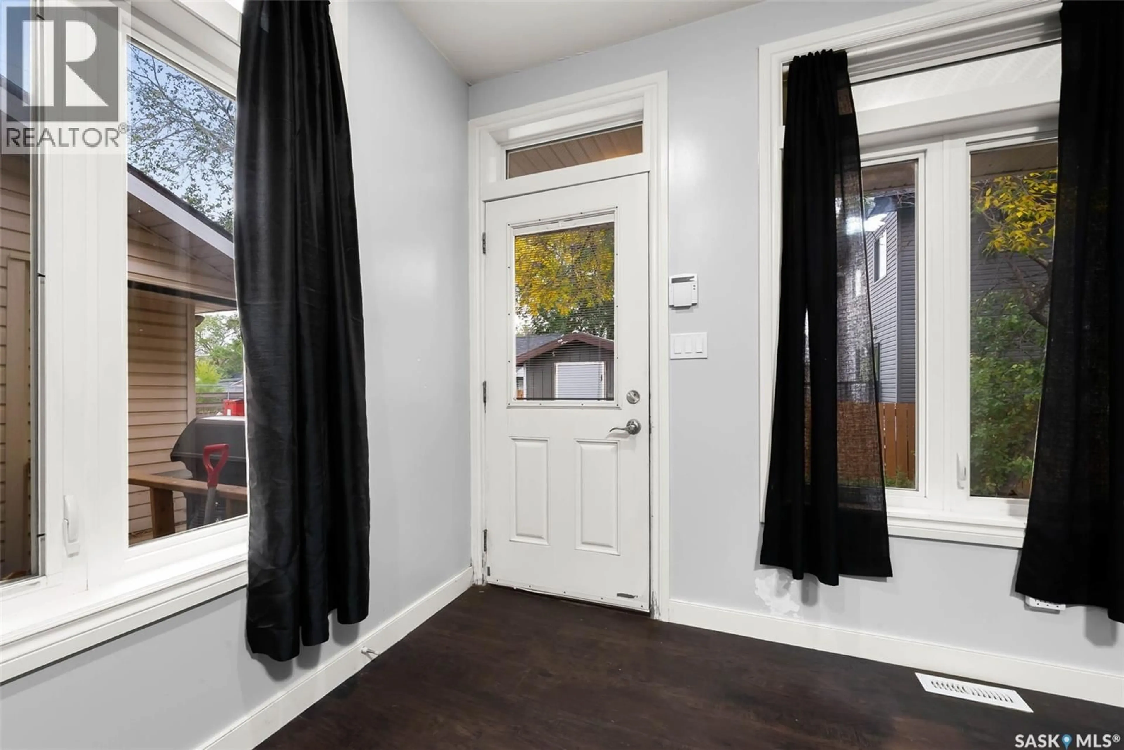 Indoor entryway for 457 MONTREAL STREET, Regina Saskatchewan S4R1L4