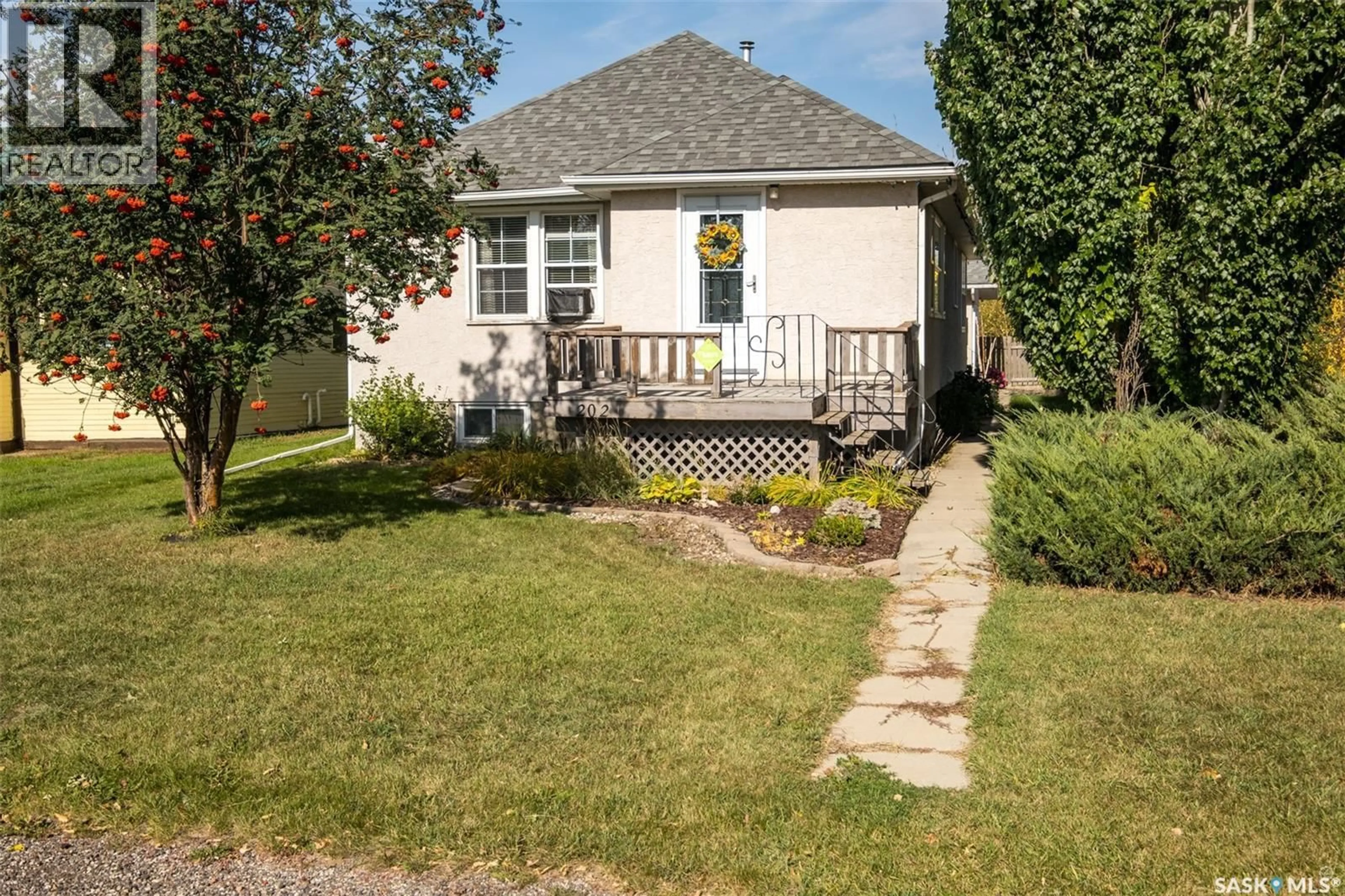 Home with vinyl exterior material, street for 202 CAMBRIDGE STREET, Prince Albert Saskatchewan S6V2Y3