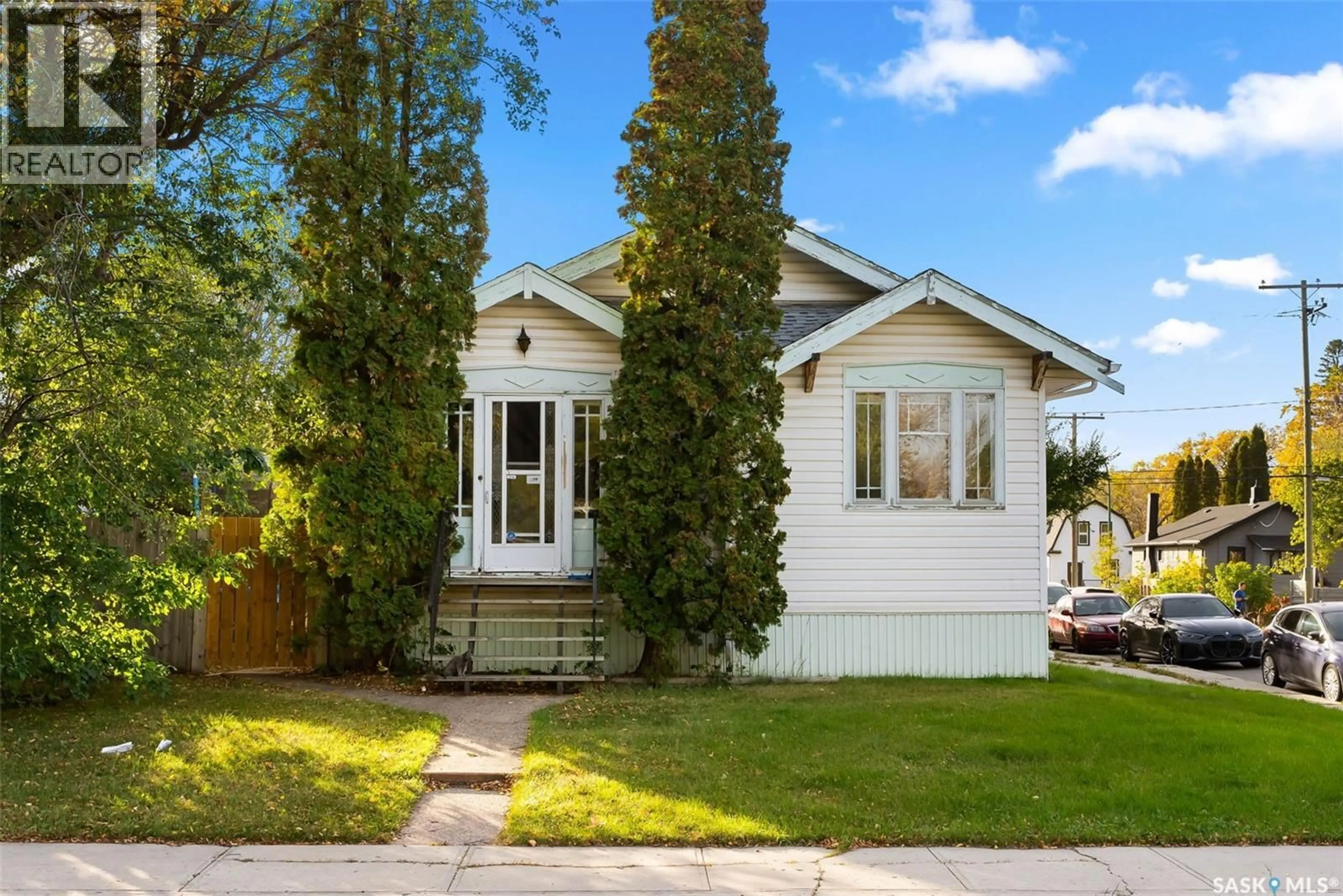 Home with vinyl exterior material, street for 1400 QUEEN STREET, Regina Saskatchewan S4T4B8