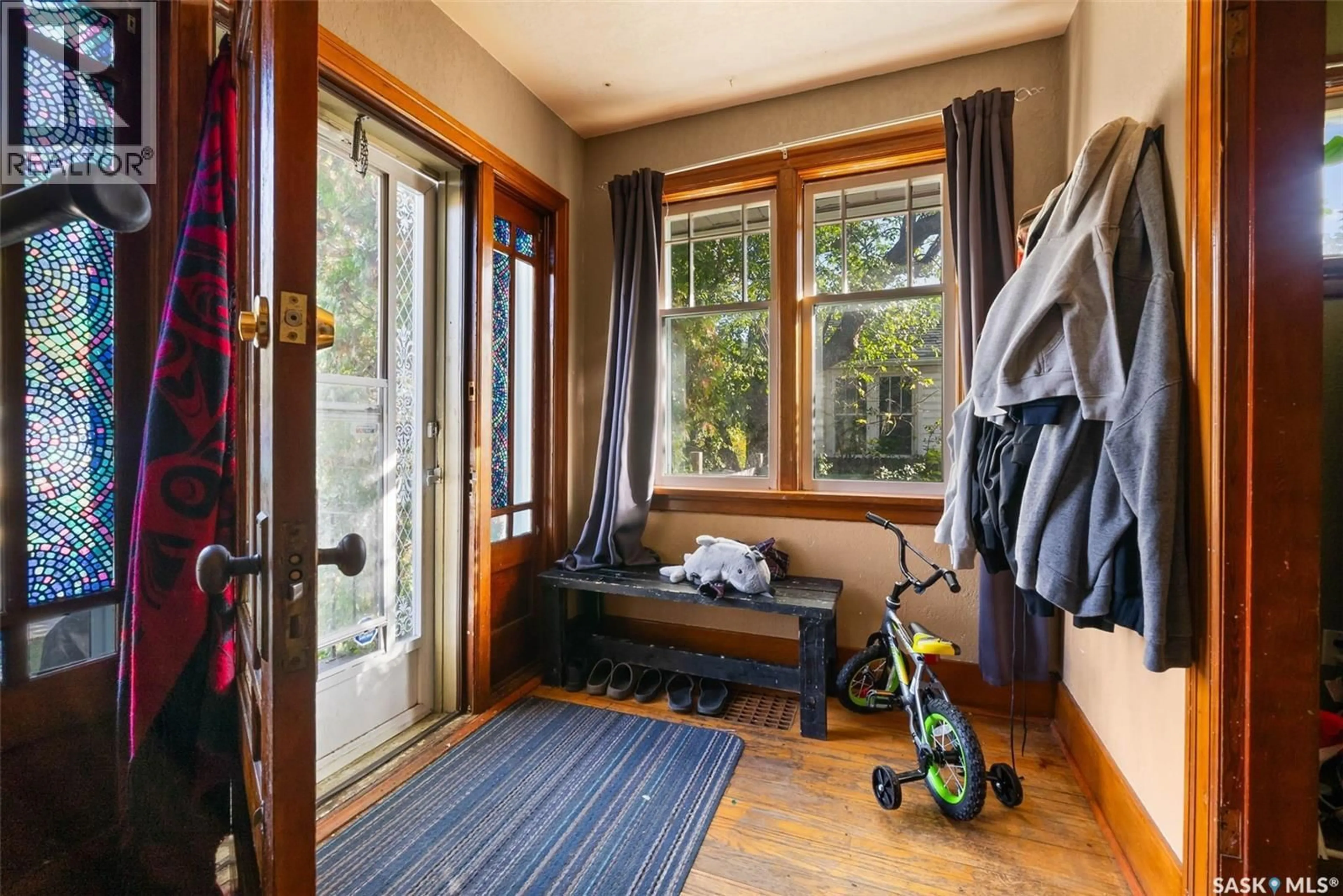 Indoor entryway for 1400 QUEEN STREET, Regina Saskatchewan S4T4B8
