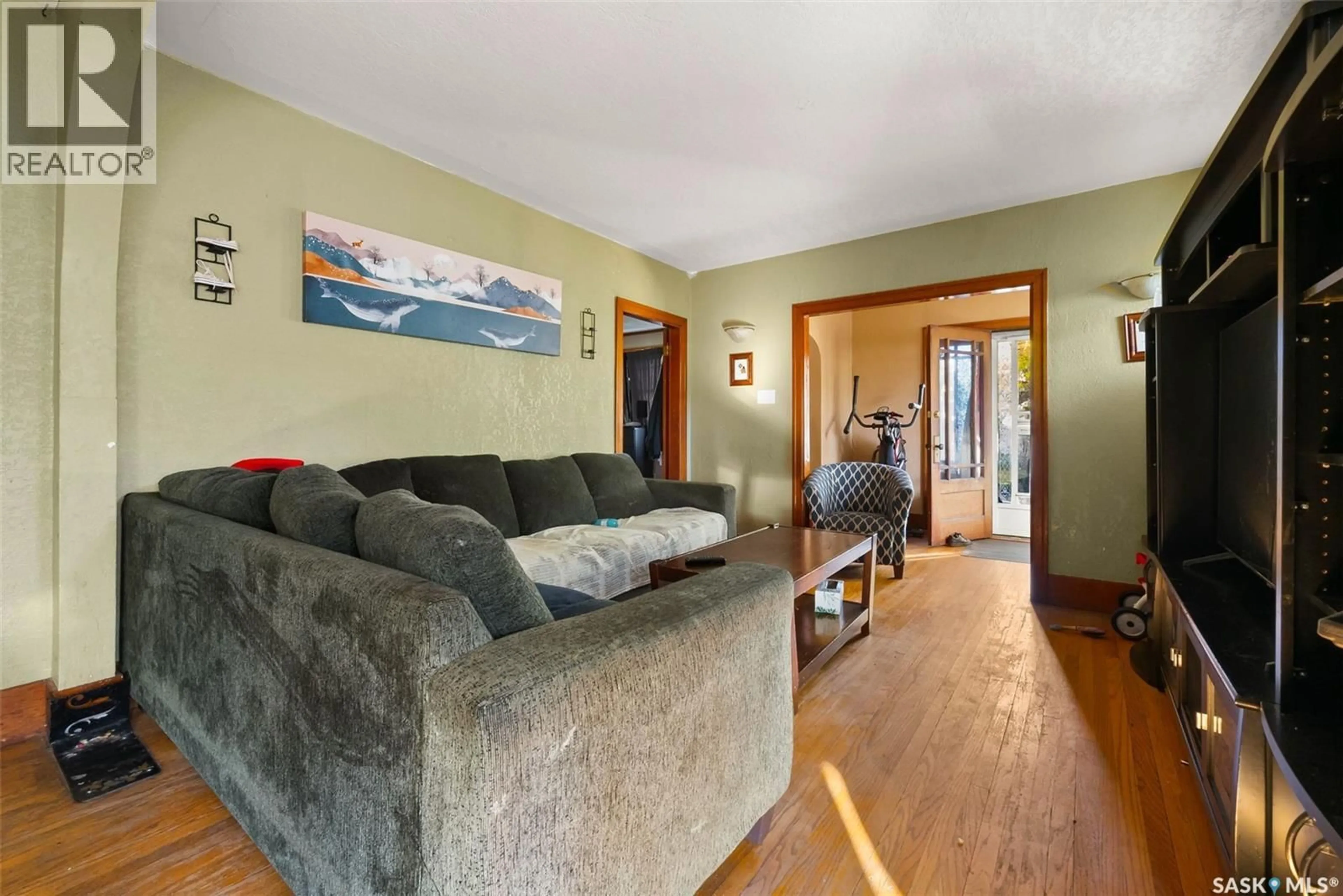 Living room with furniture, wood/laminate floor for 1400 QUEEN STREET, Regina Saskatchewan S4T4B8