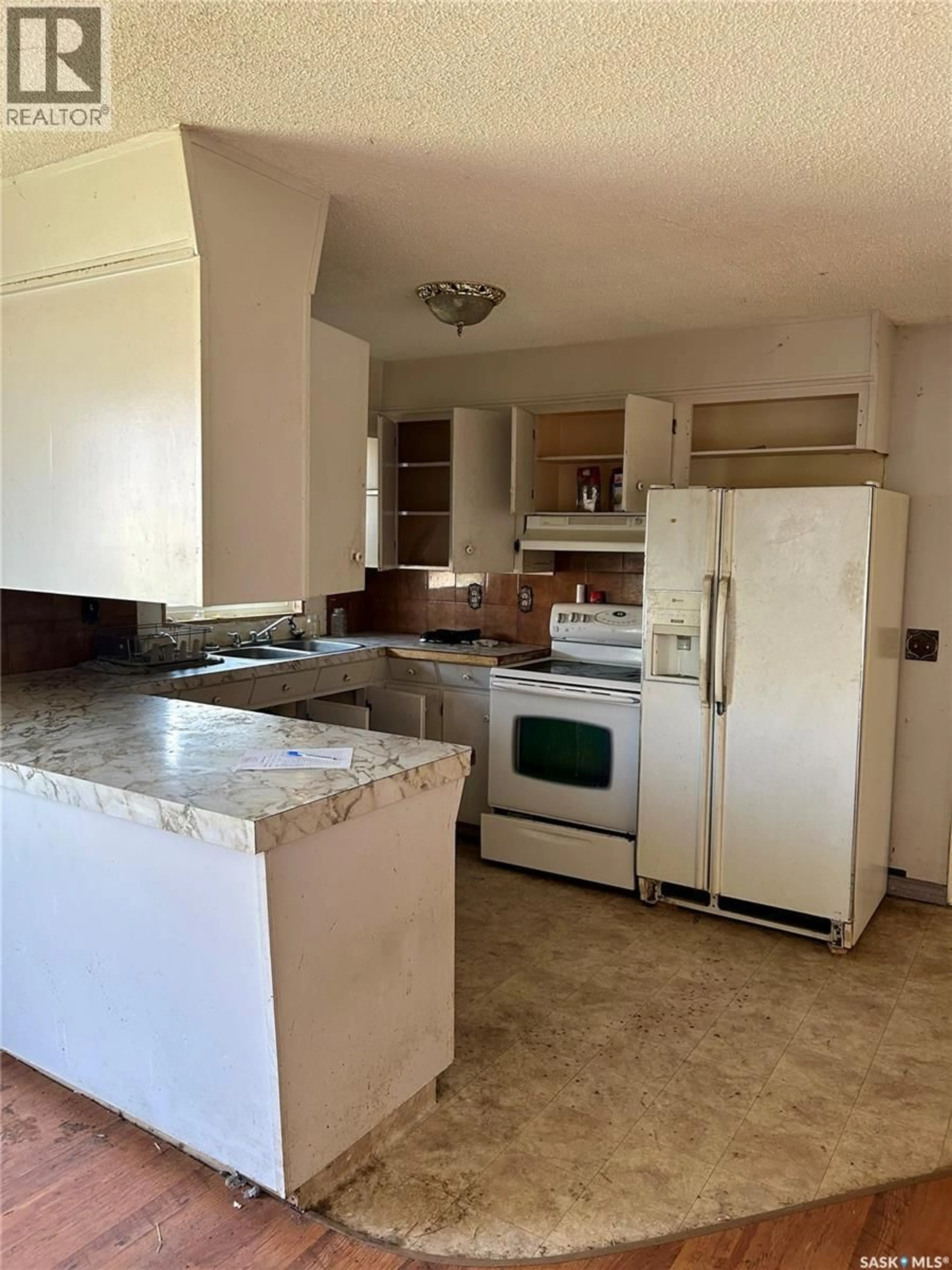 Standard kitchen, ceramic/tile floor for 108 1ST AVENUE, Montmartre Saskatchewan S0G3M0