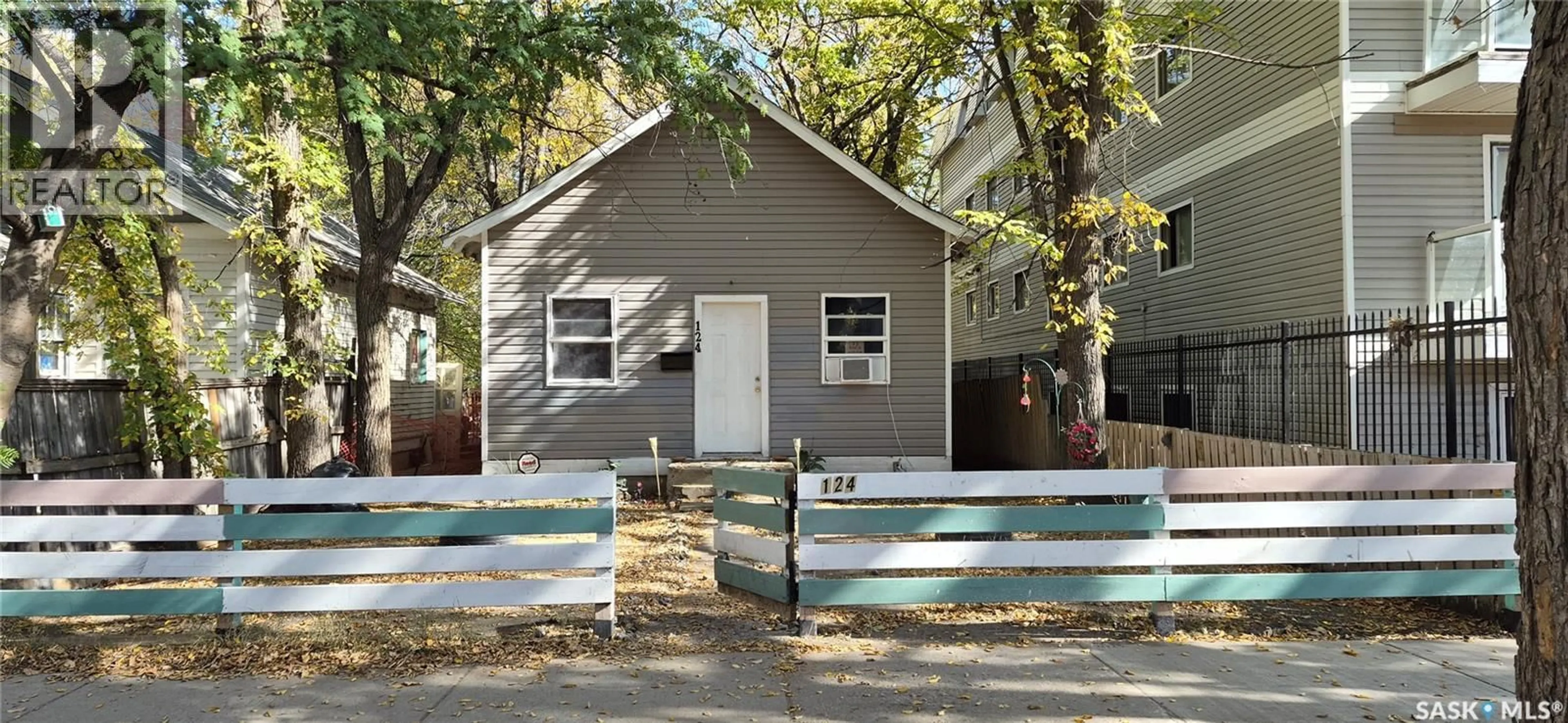 Home with vinyl exterior material, street for 124 O AVENUE, Saskatoon Saskatchewan S7M2R5