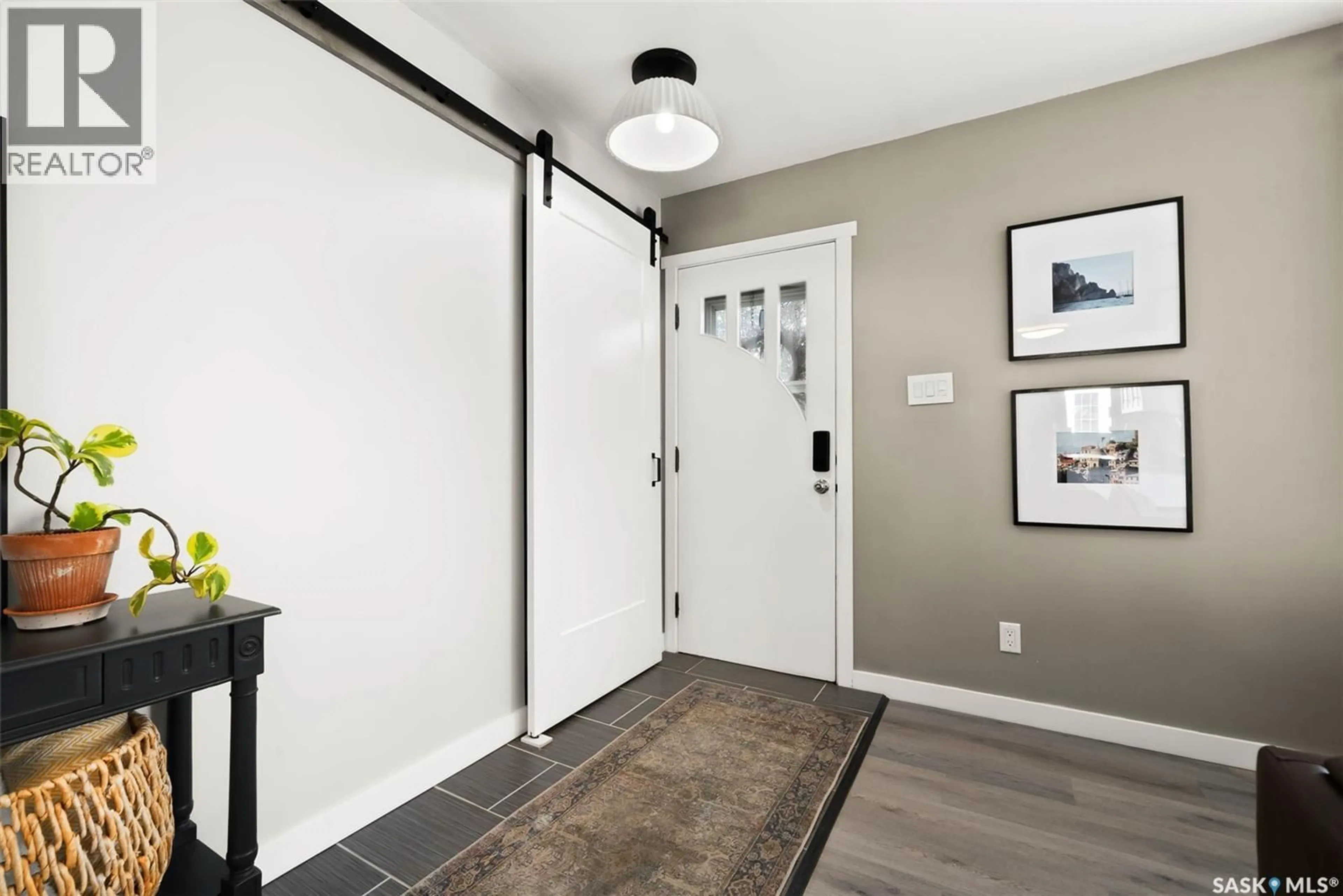 Indoor entryway for E - 634 DOUGLAS AVENUE, Regina Saskatchewan S4N1J1