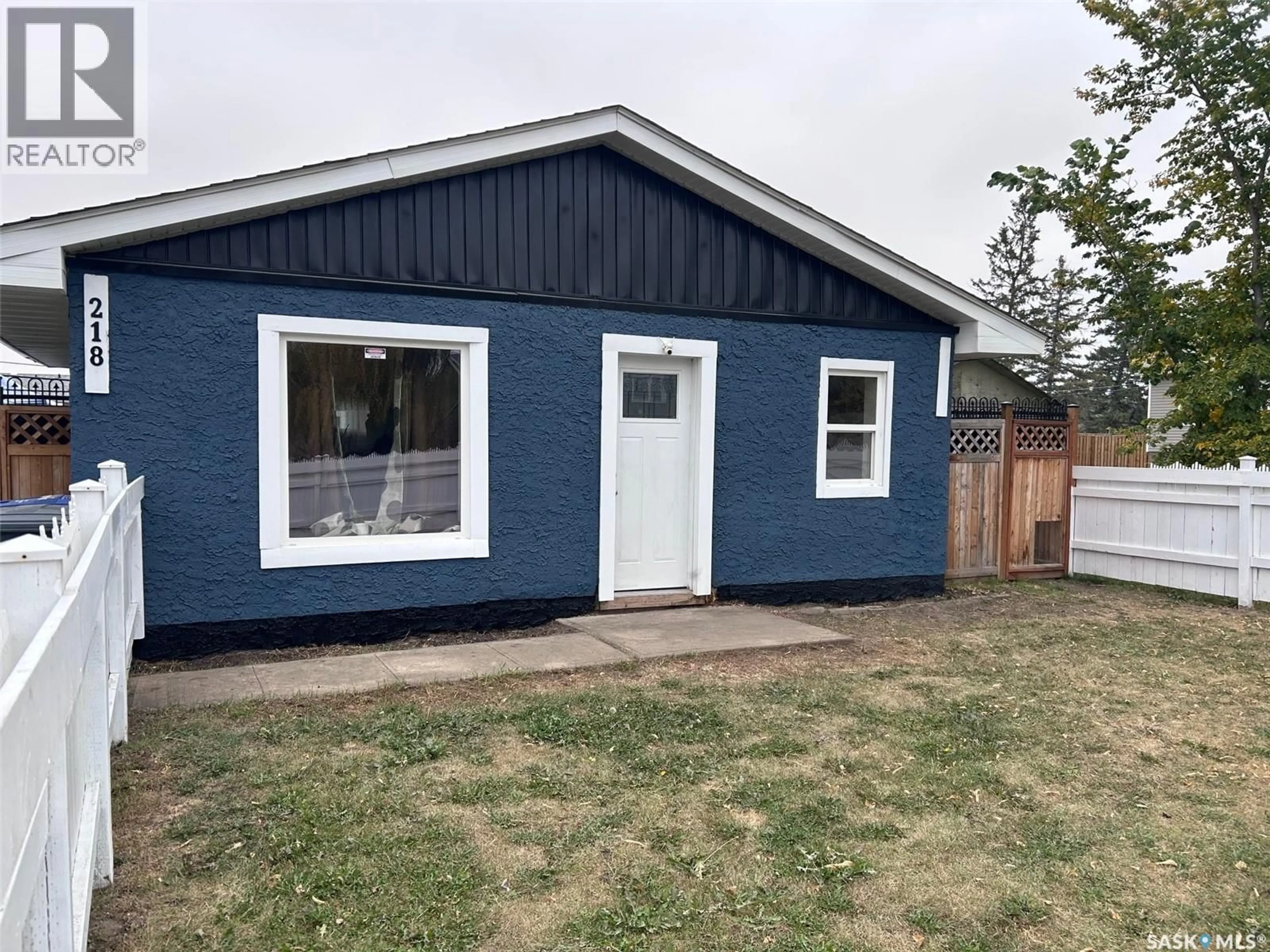 Home with vinyl exterior material, street for 218 2ND AVENUE, Maidstone Saskatchewan S0M1M0