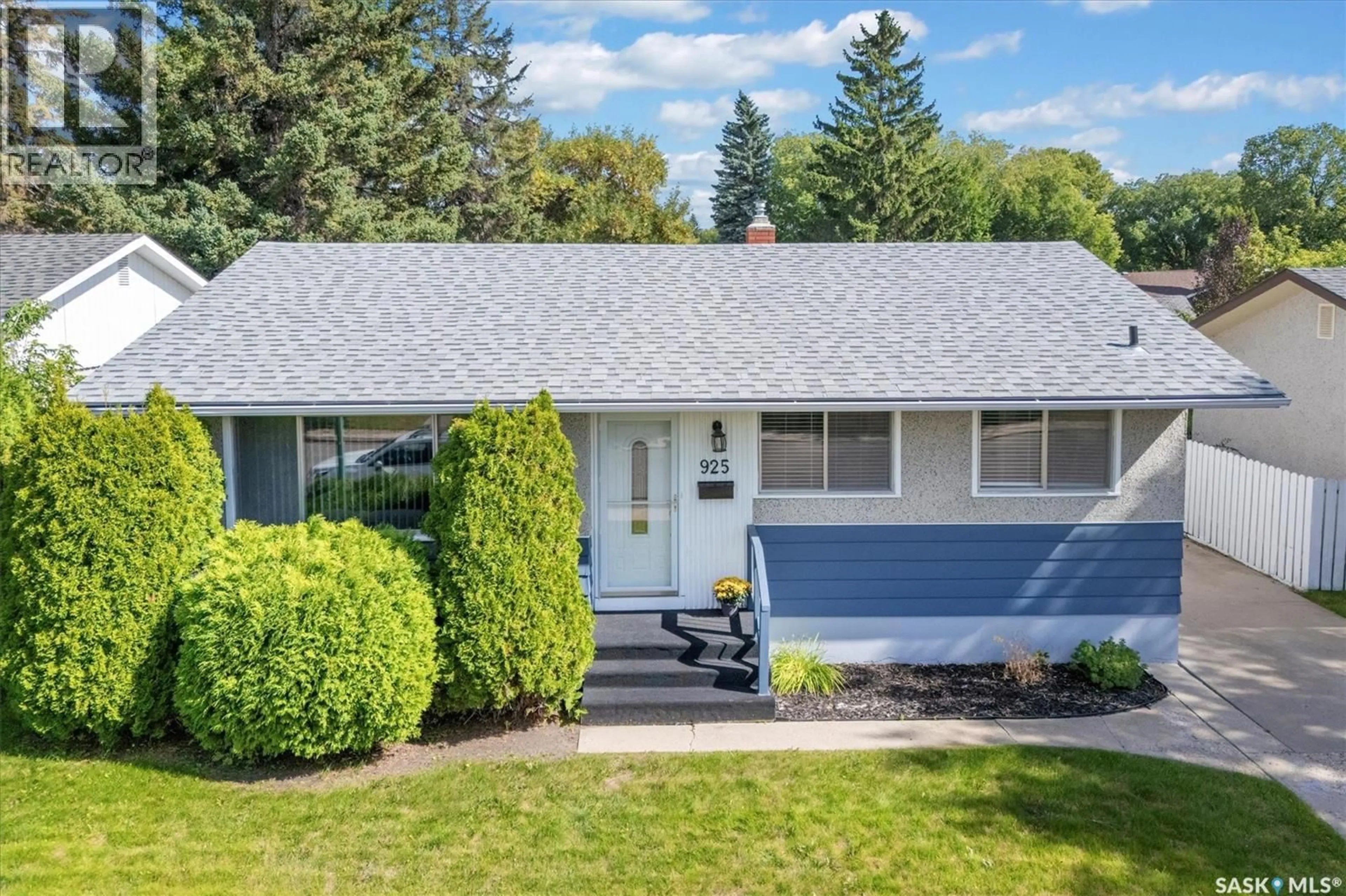 Home with vinyl exterior material, street for 925 EAST CENTRE, Saskatoon Saskatchewan S7J2Z9