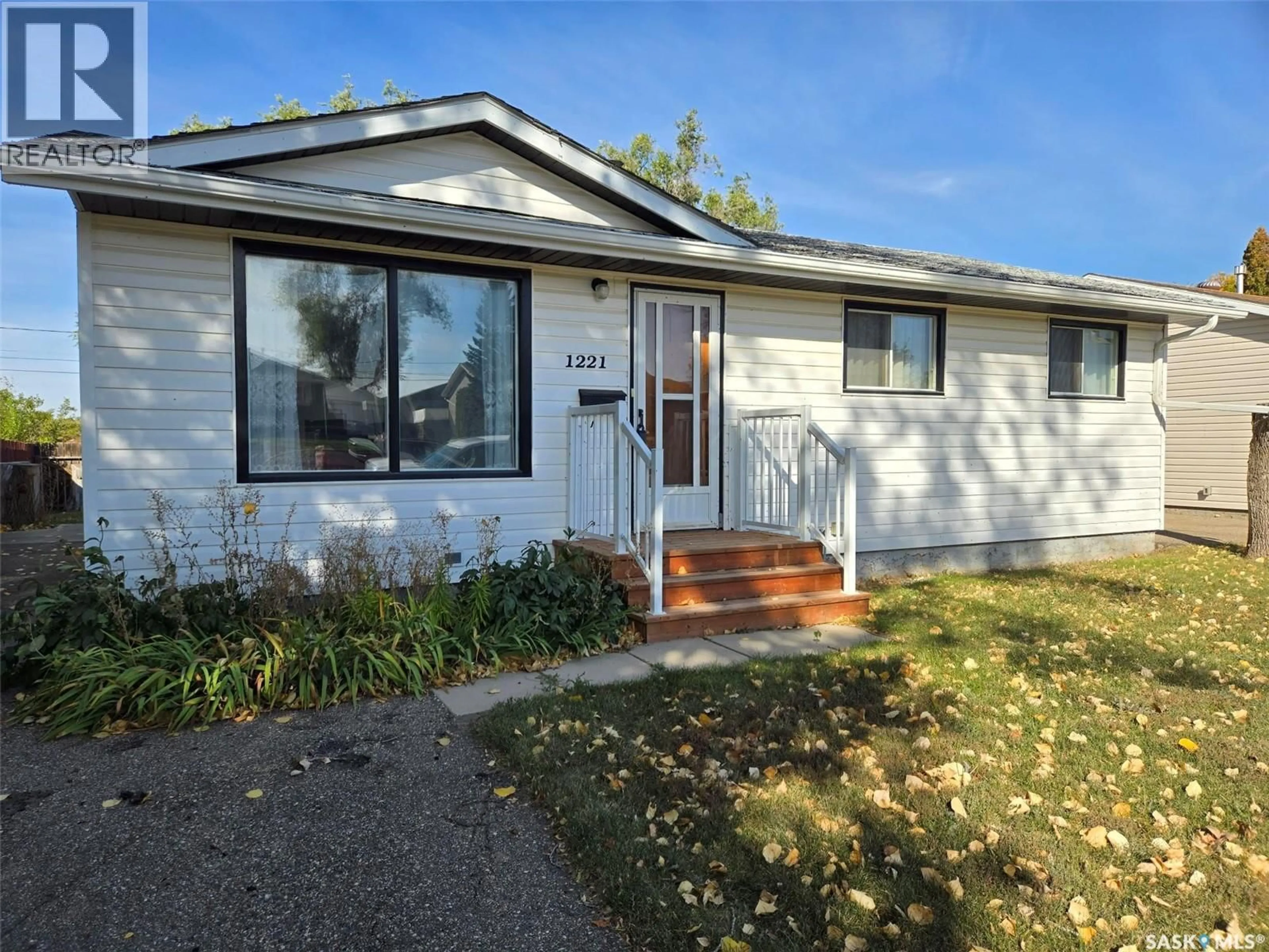 Home with vinyl exterior material, street for 1221 DAHL STREET, Swift Current Saskatchewan S9H3X9