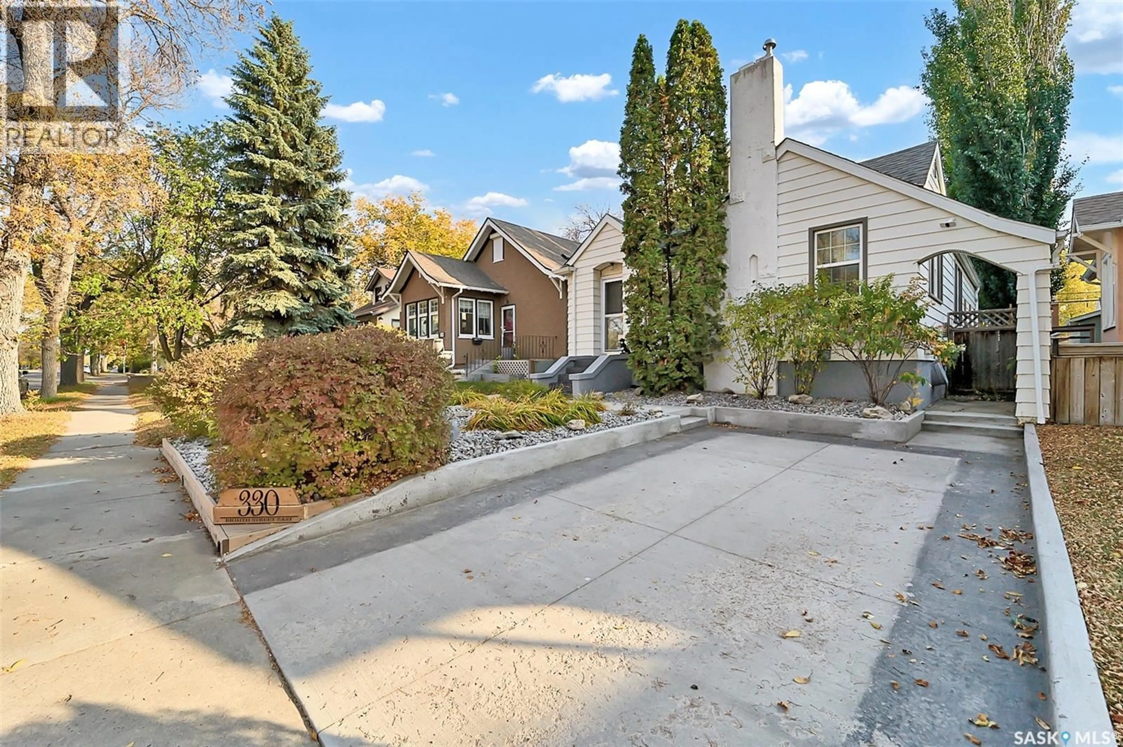 Patio, street for 330 8TH STREET, Saskatoon Saskatchewan S7H0P5