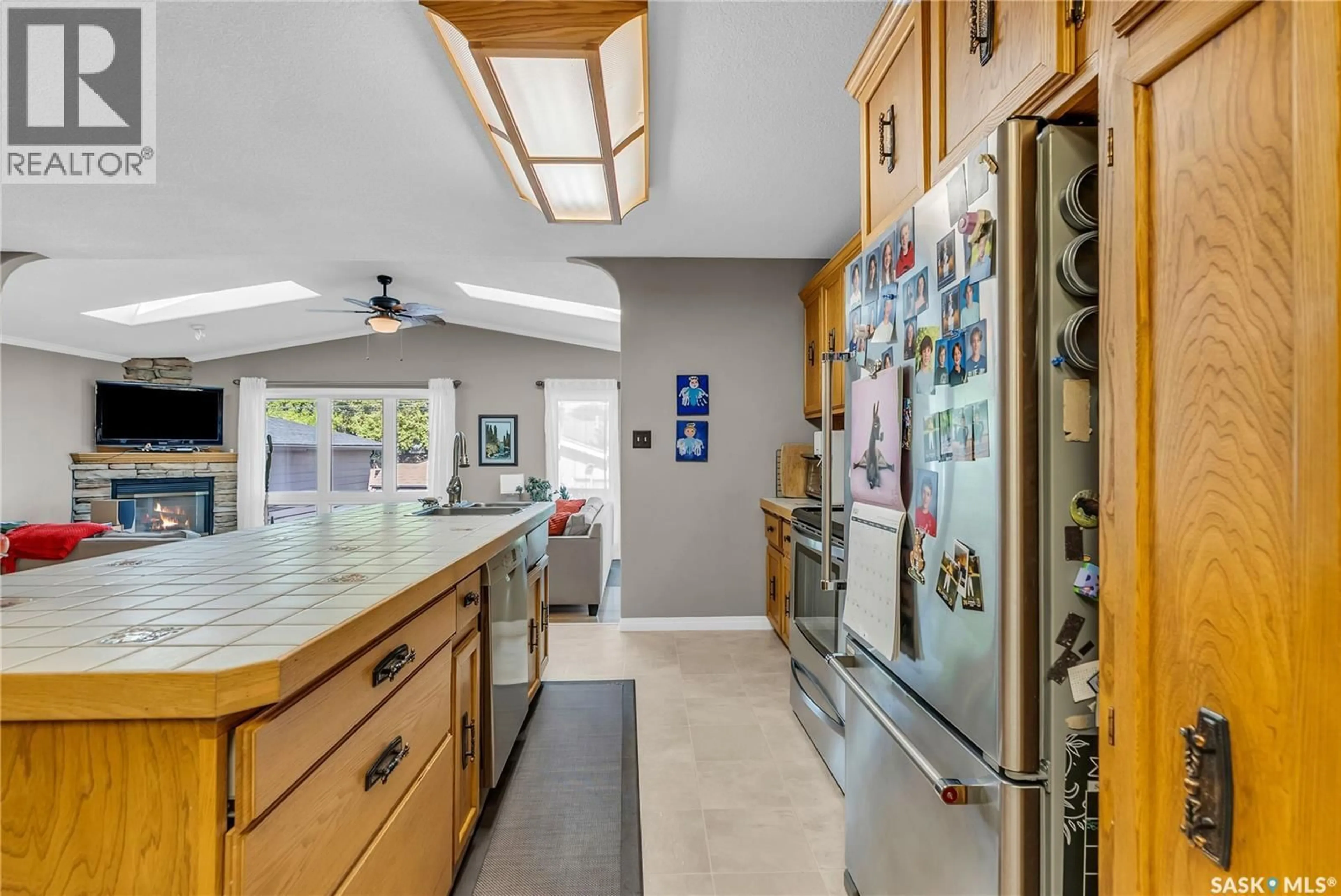 Contemporary kitchen, ceramic/tile floor for 1534 9TH AVENUE, Saskatoon Saskatchewan S7K2Z7
