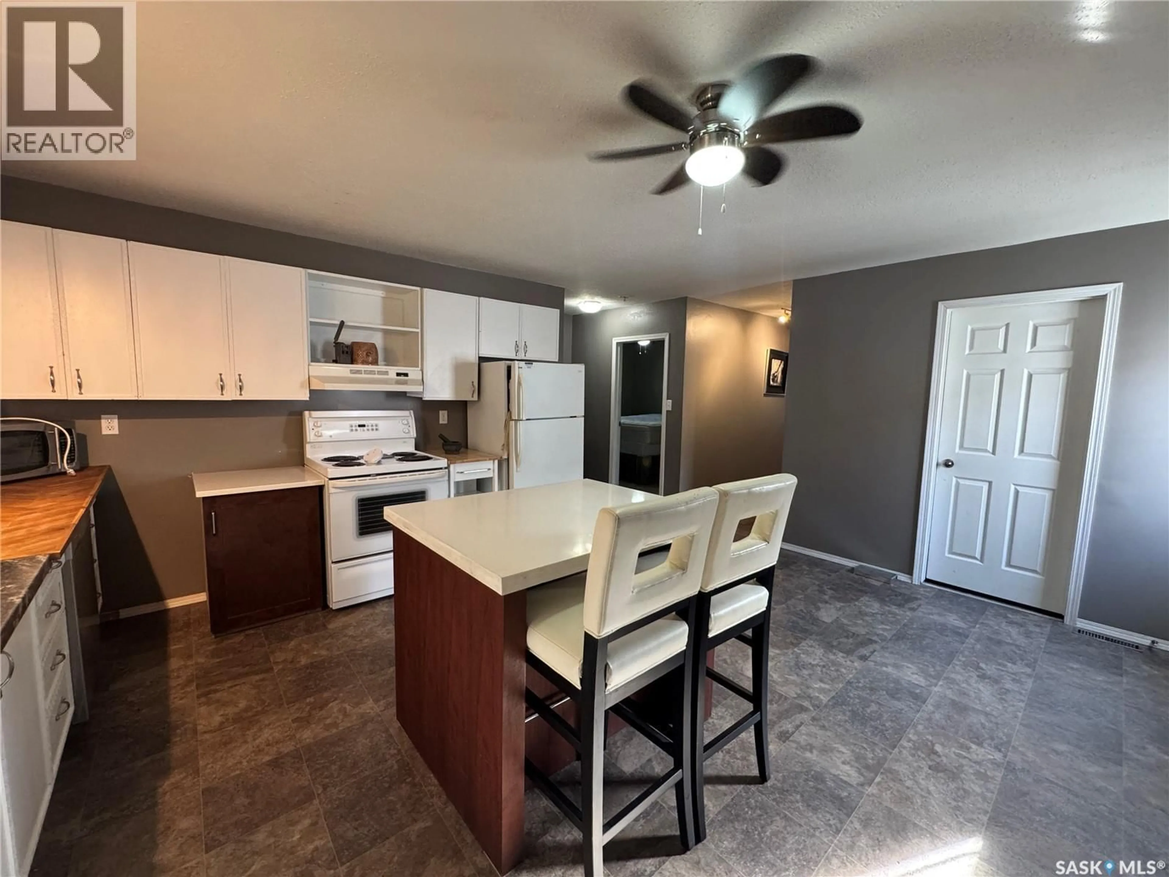 Open concept kitchen, unknown for 307 6TH AVENUE, Biggar Saskatchewan S0K0M0