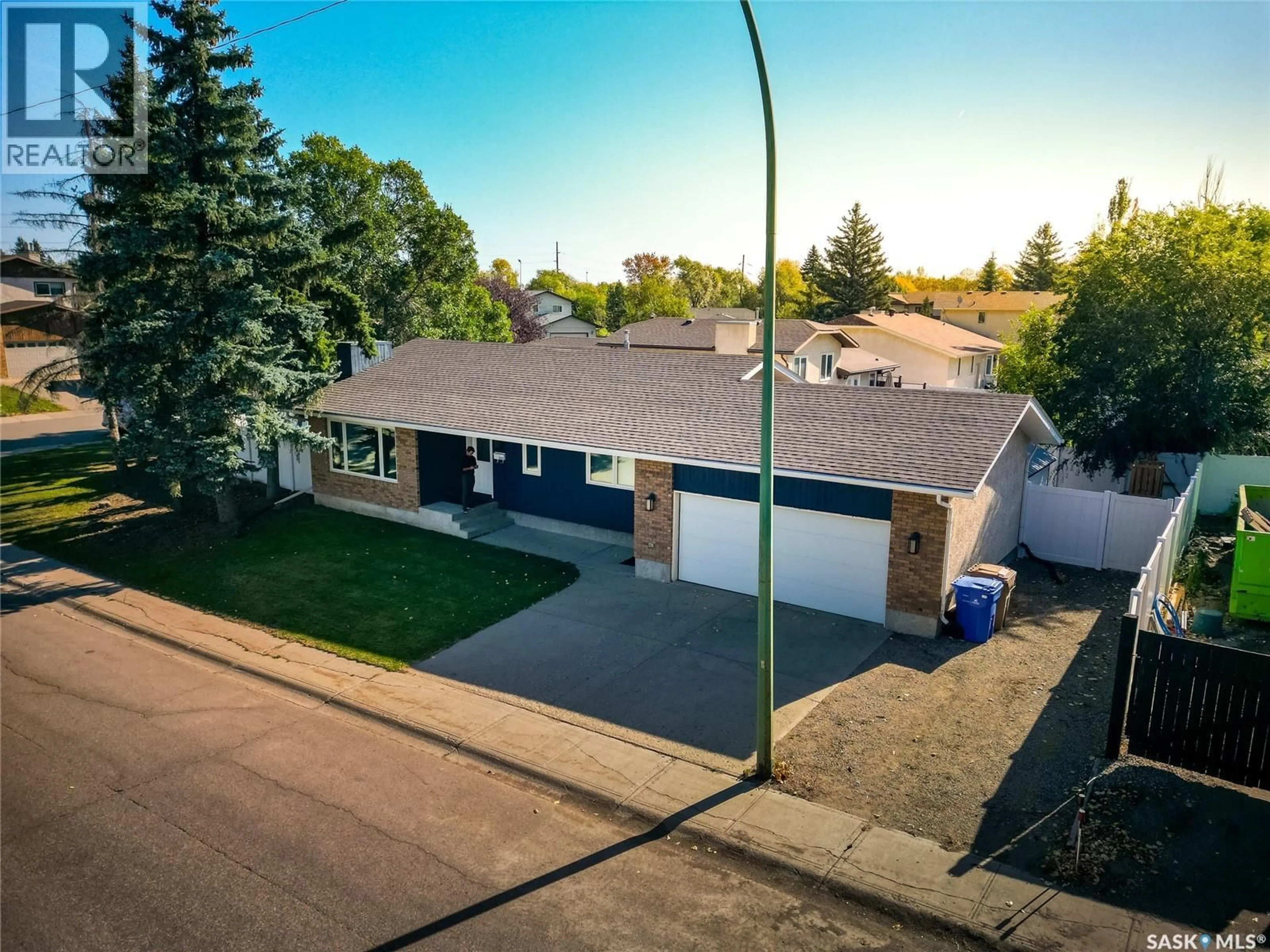 A pic from outside/outdoor area/front of a property/back of a property/a pic from drone, street for 3123 EDINBURGH DRIVE, Regina Saskatchewan S4V1H5