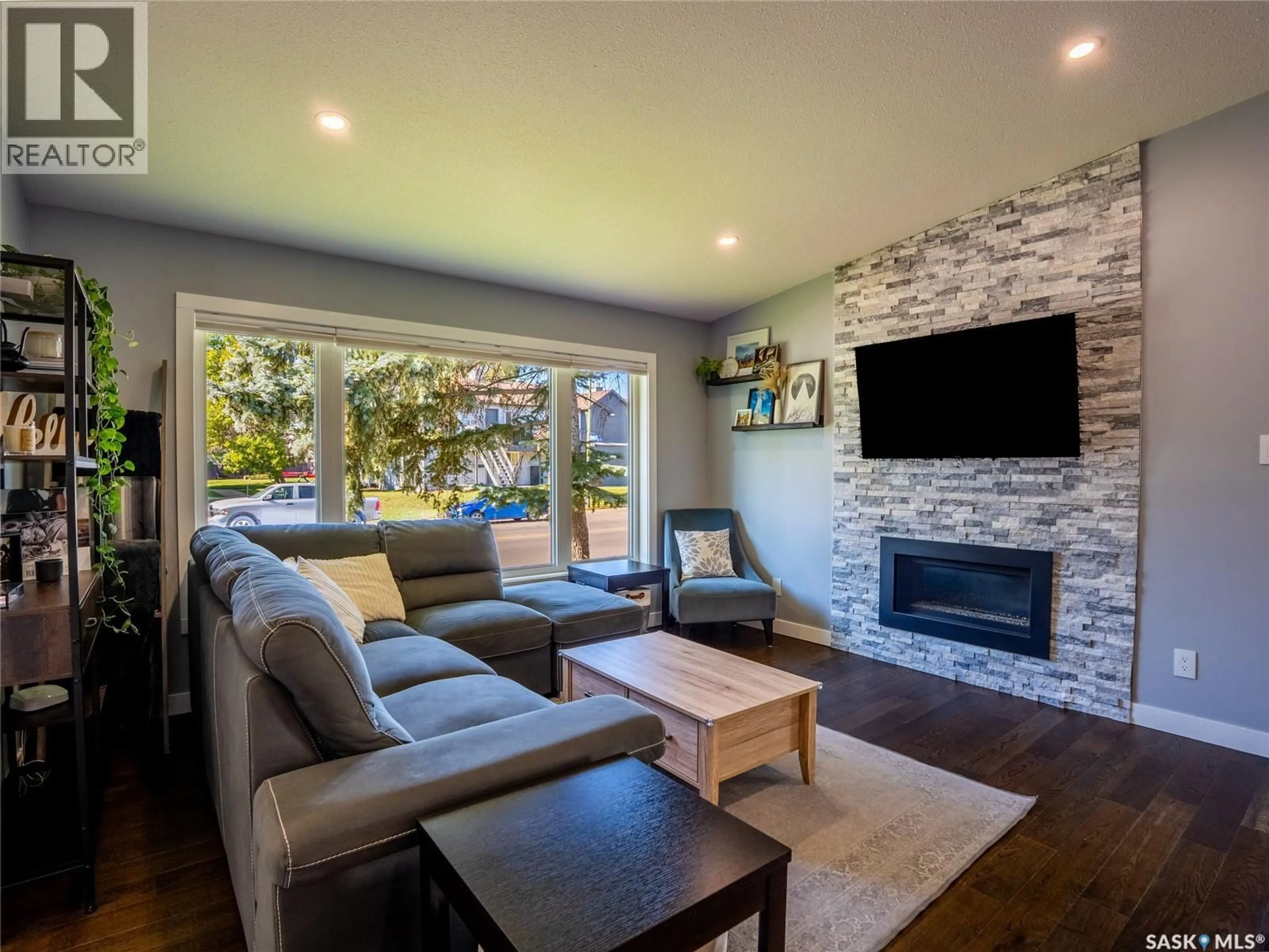Living room with furniture, wood/laminate floor for 3123 EDINBURGH DRIVE, Regina Saskatchewan S4V1H5