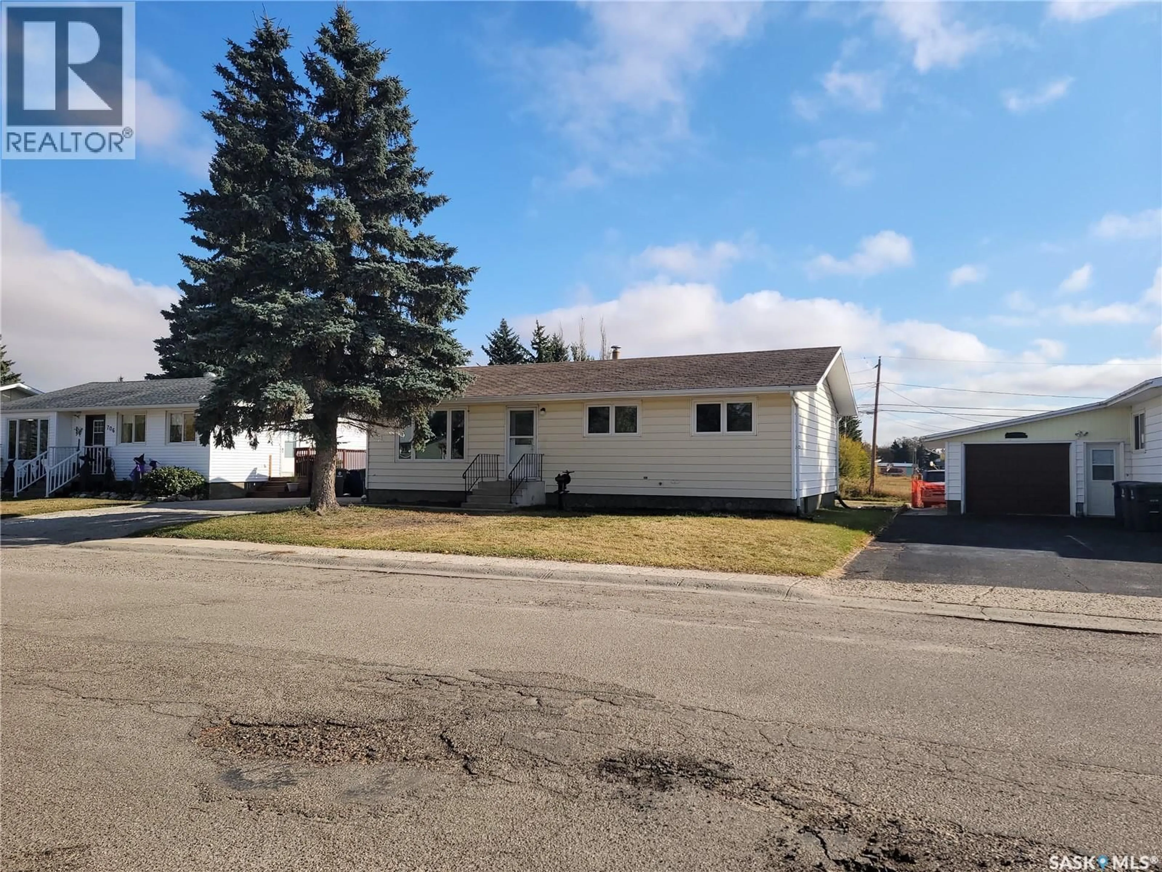 Home with vinyl exterior material, street for 708 2ND STREET, Wilkie Saskatchewan S0K4W0