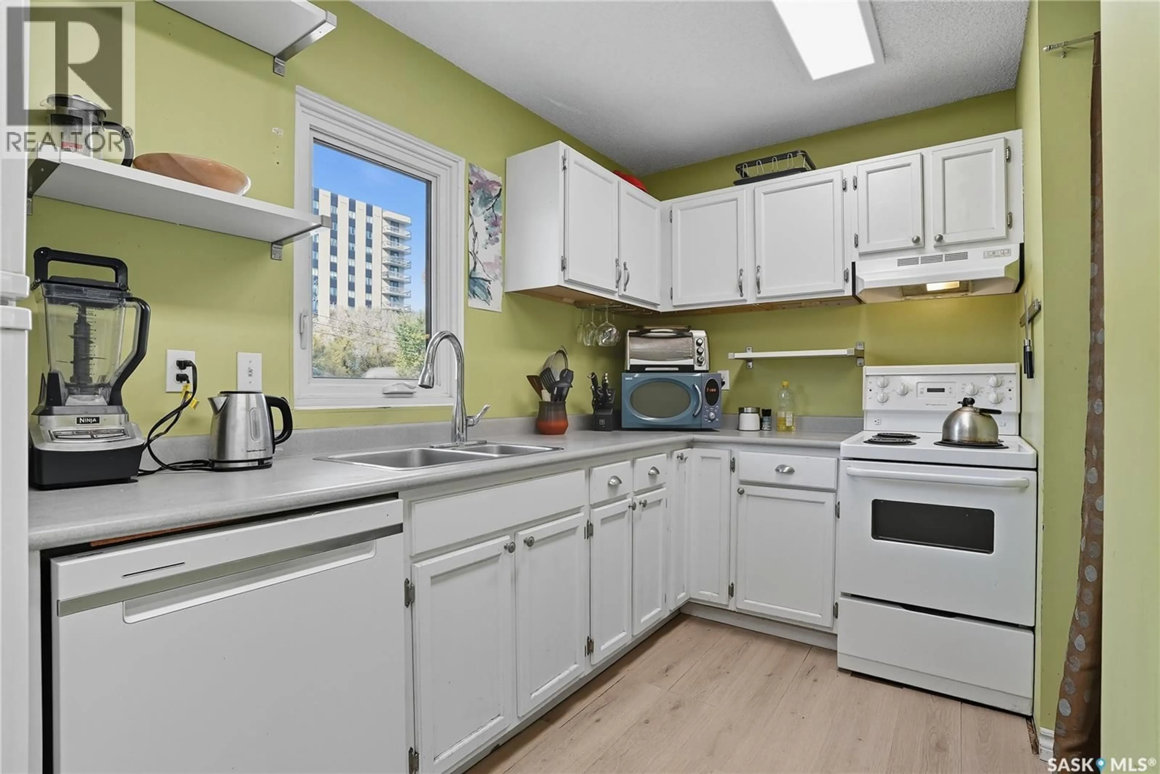 Standard kitchen, unknown for N - 304 423 4TH AVENUE, Saskatoon Saskatchewan S7K2M4