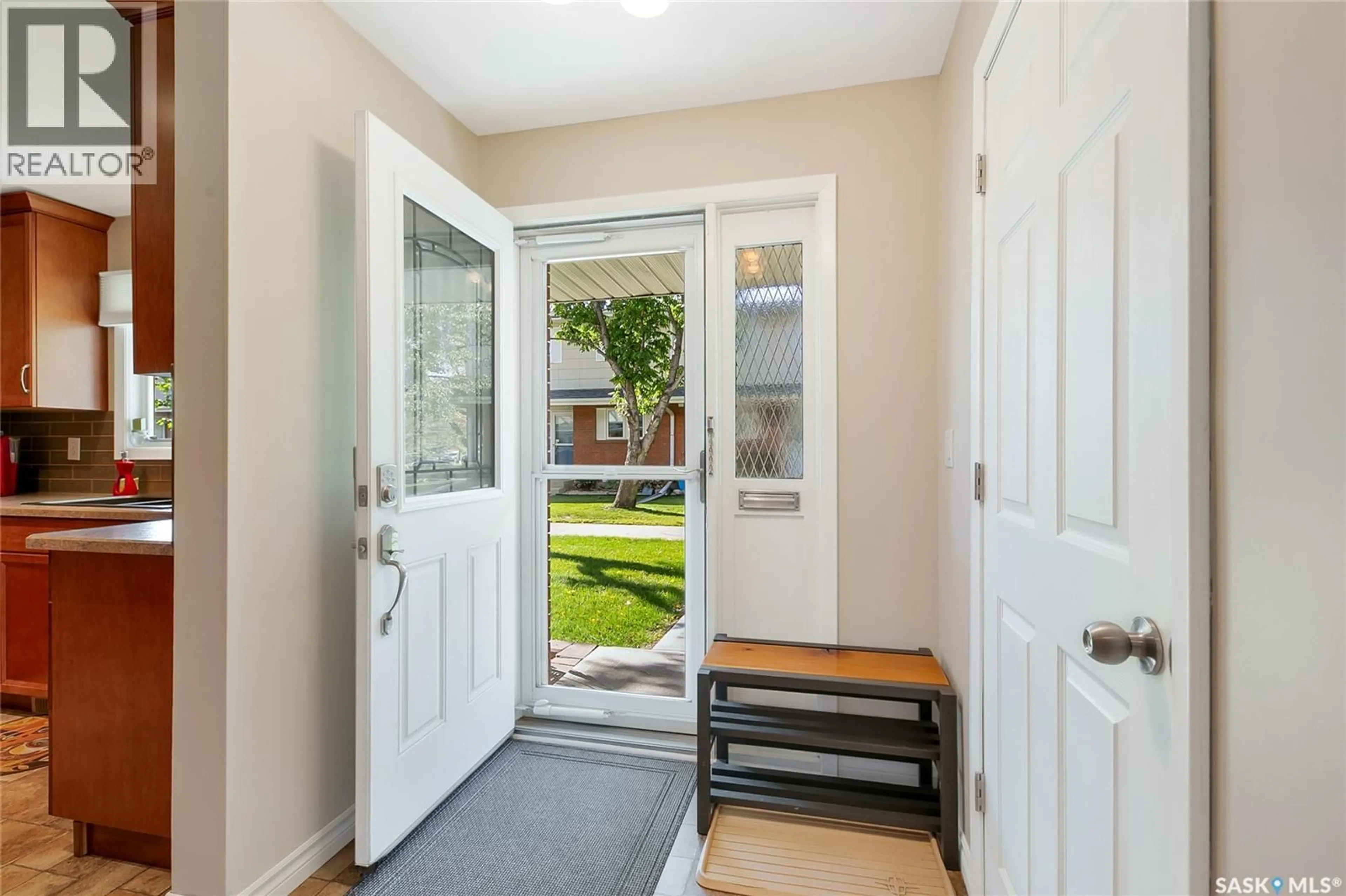 Indoor entryway for 146 PLAINSVIEW DRIVE, Regina Saskatchewan S4S6L2