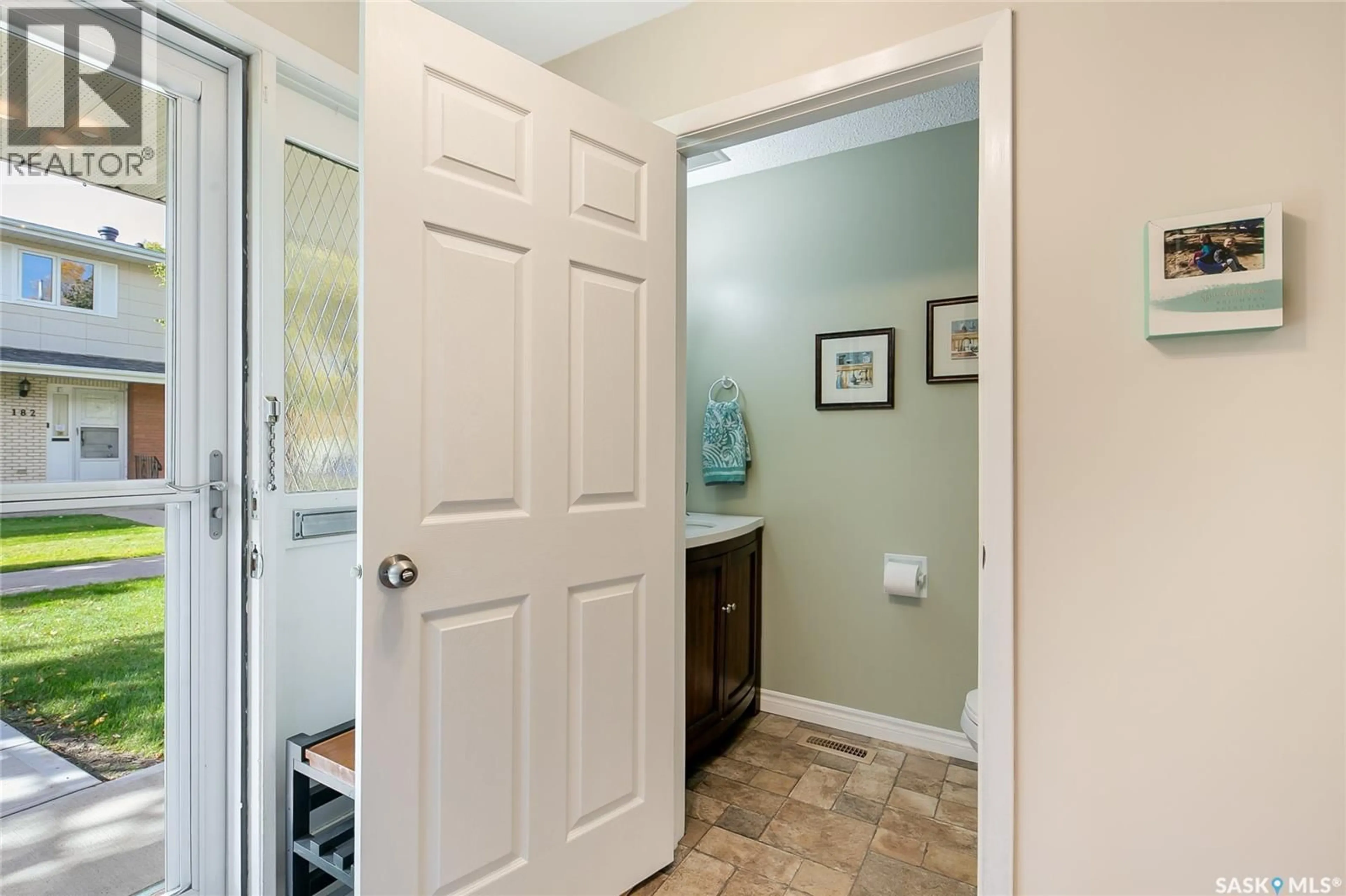 Indoor entryway for 146 PLAINSVIEW DRIVE, Regina Saskatchewan S4S6L2