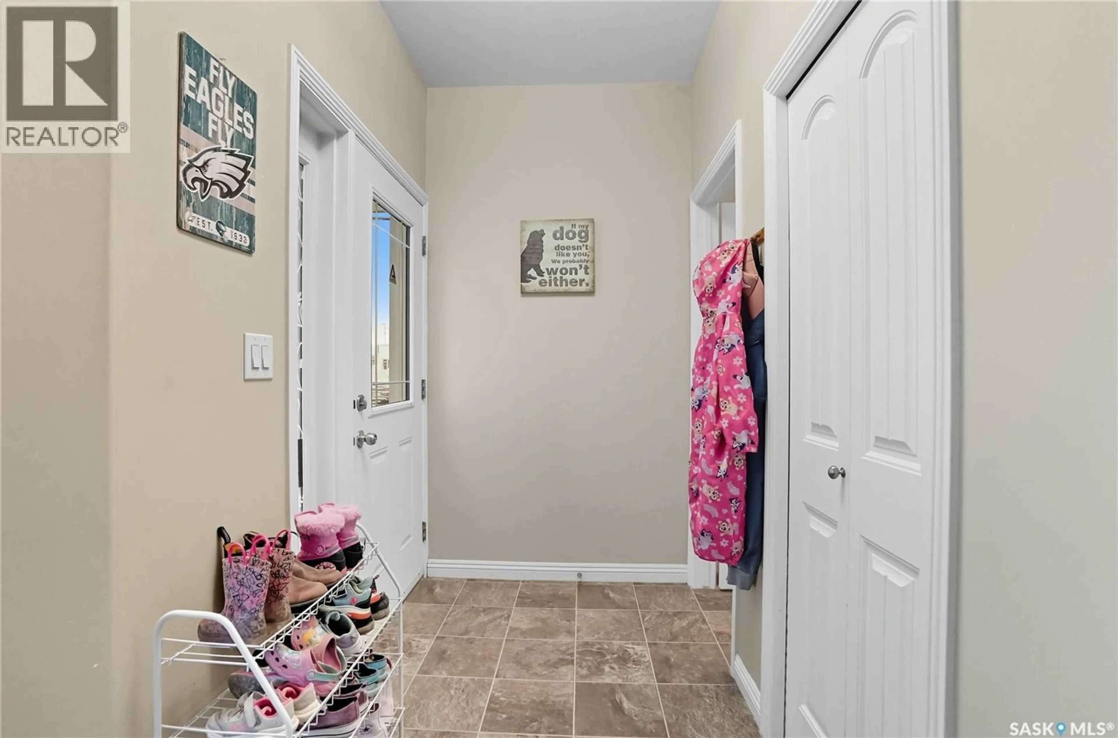 Indoor entryway for 102 EVANS STREET, Saskatoon Saskatchewan S7N2B2