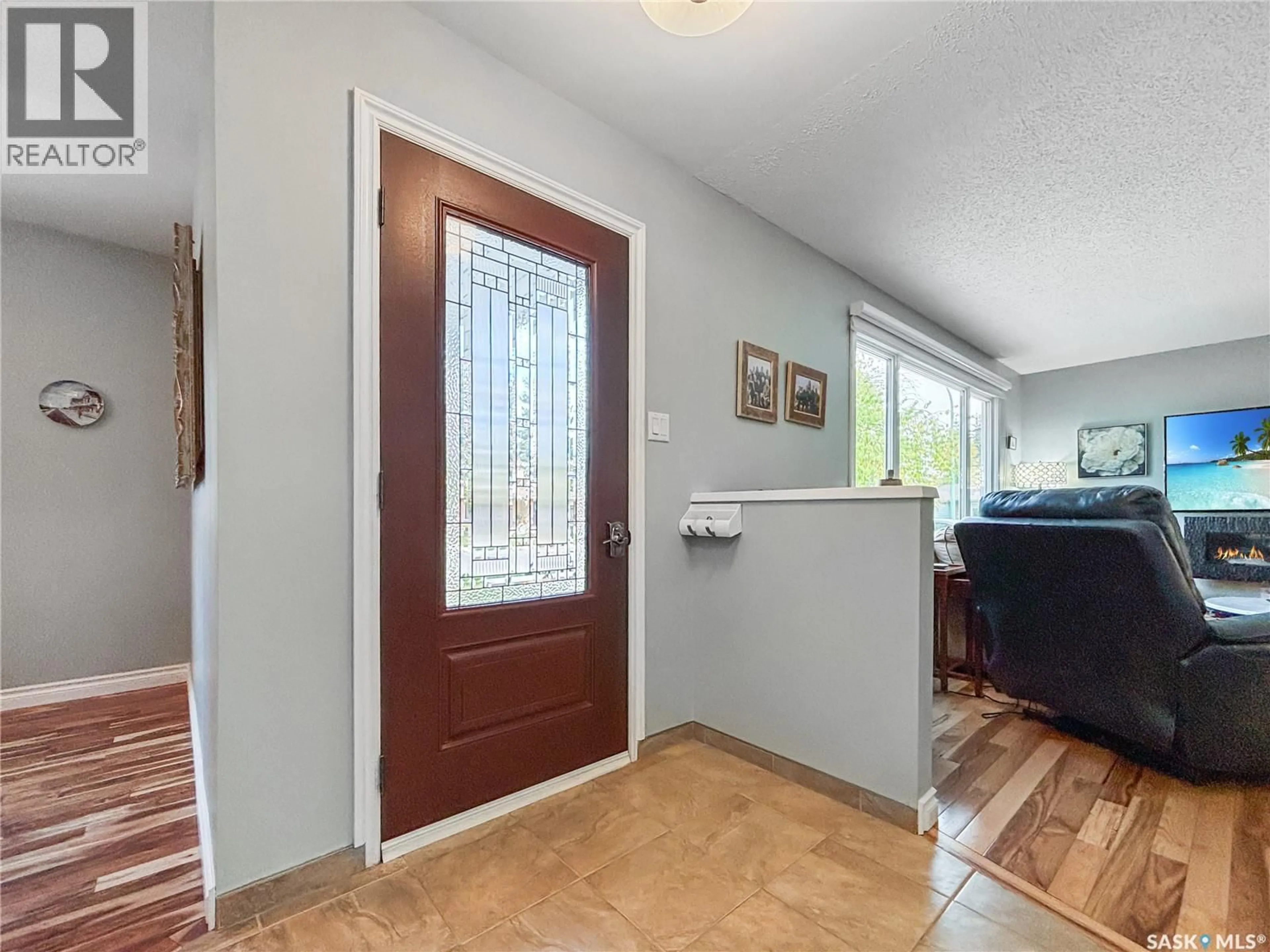 Indoor entryway for 323 TOBIN CRESCENT, Saskatoon Saskatchewan S7K4N4