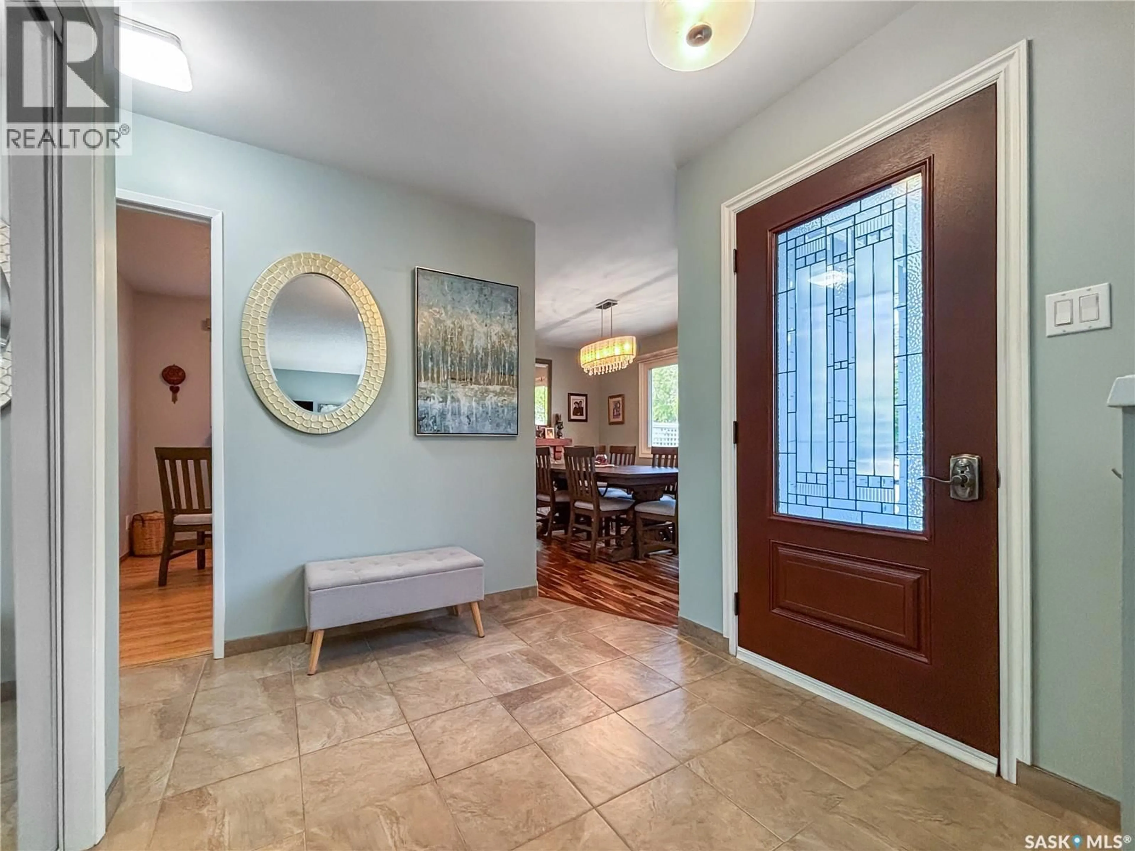Indoor entryway for 323 TOBIN CRESCENT, Saskatoon Saskatchewan S7K4N4