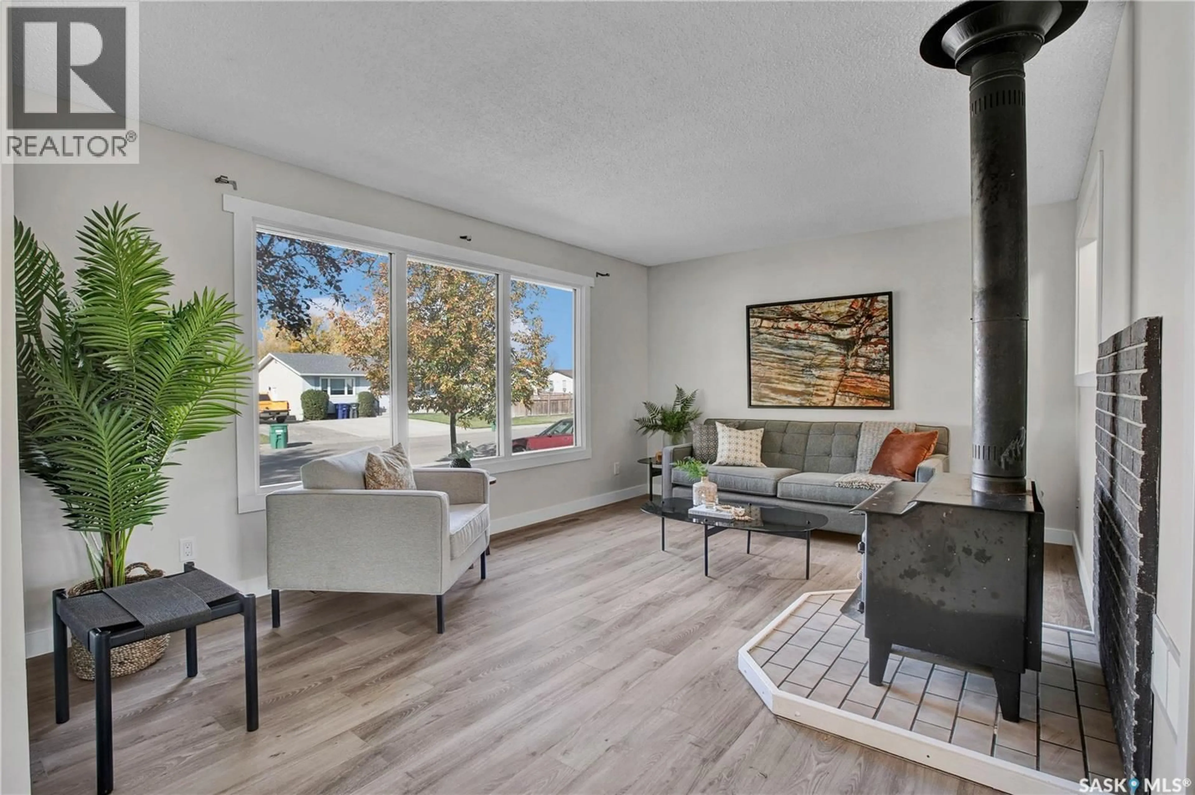 Living room with furniture, unknown for 126 VANIER CRESCENT, Saskatoon Saskatchewan S7L5H5