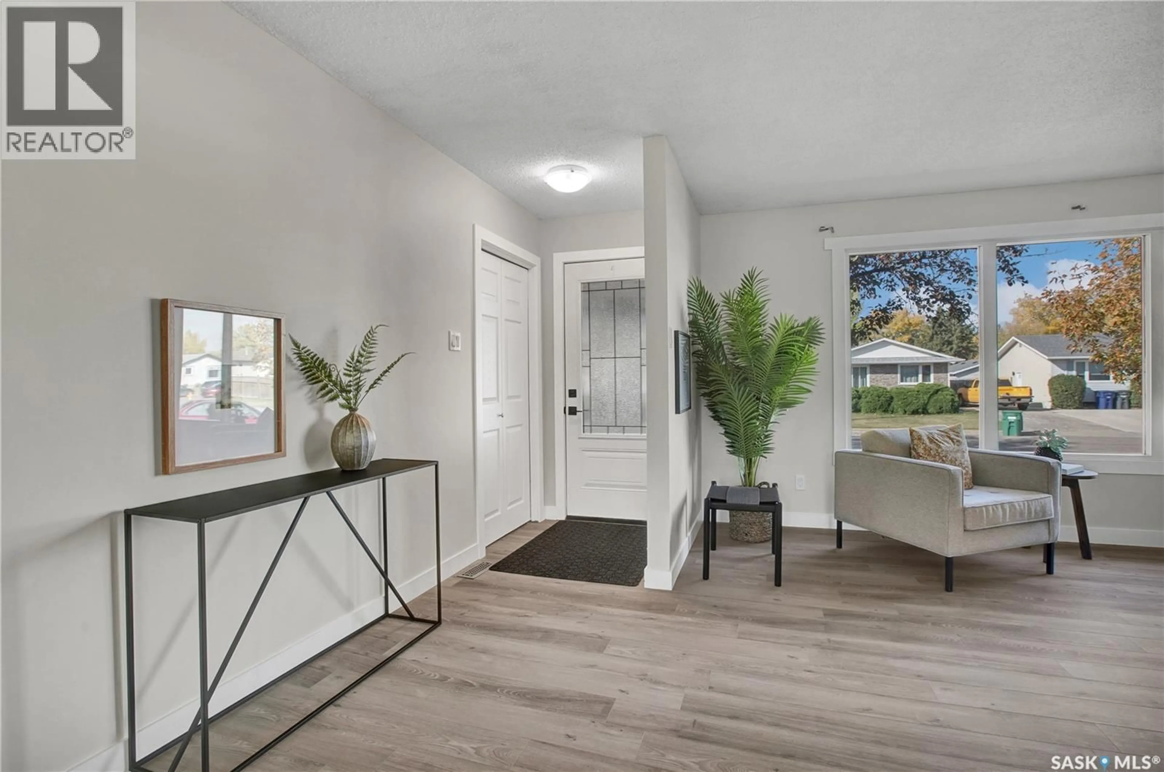 Indoor entryway for 126 VANIER CRESCENT, Saskatoon Saskatchewan S7L5H5
