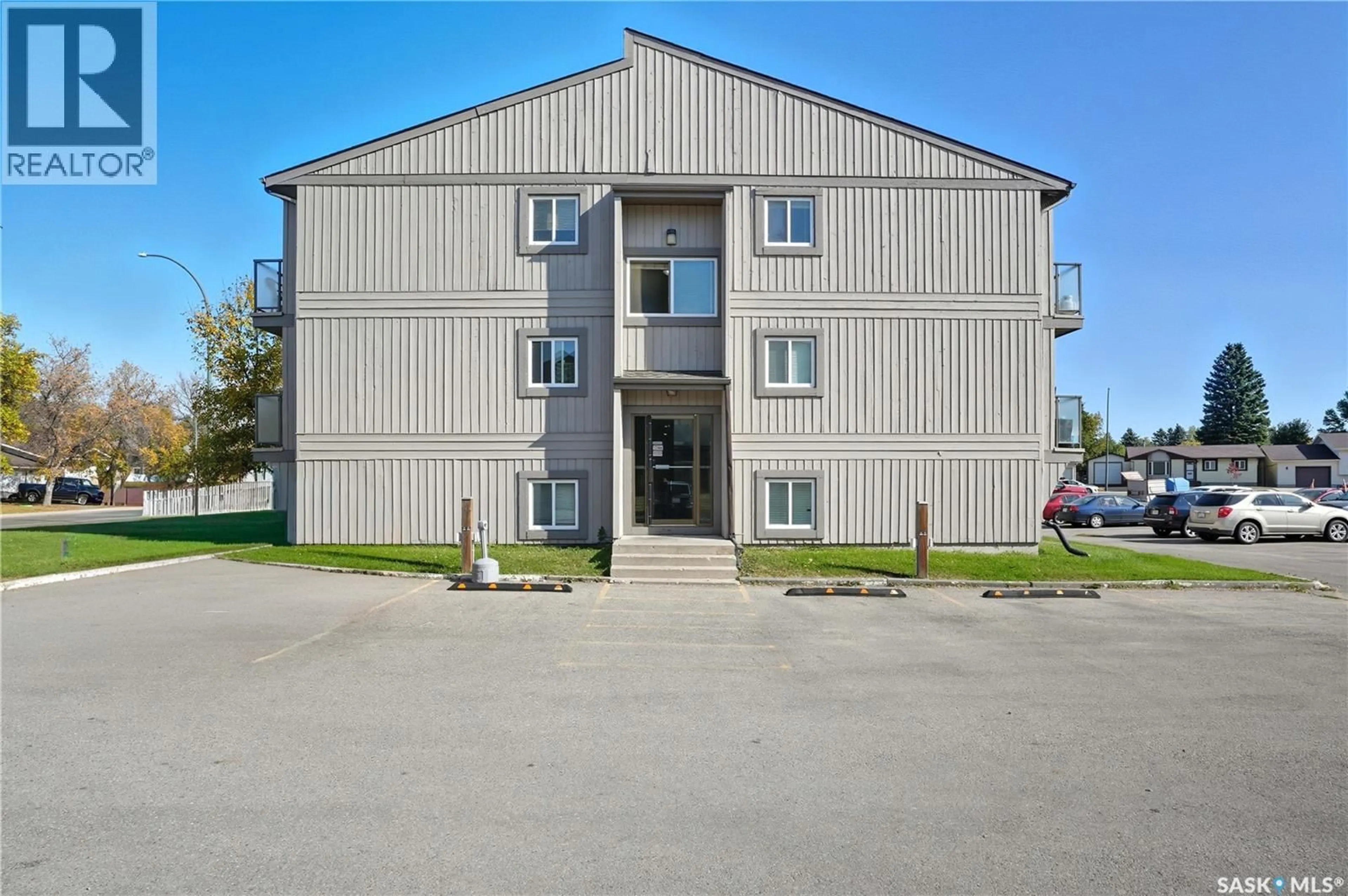 Patio, building for 855 - 104 WOLLASTON CRESCENT, Saskatoon Saskatchewan S7J4G1