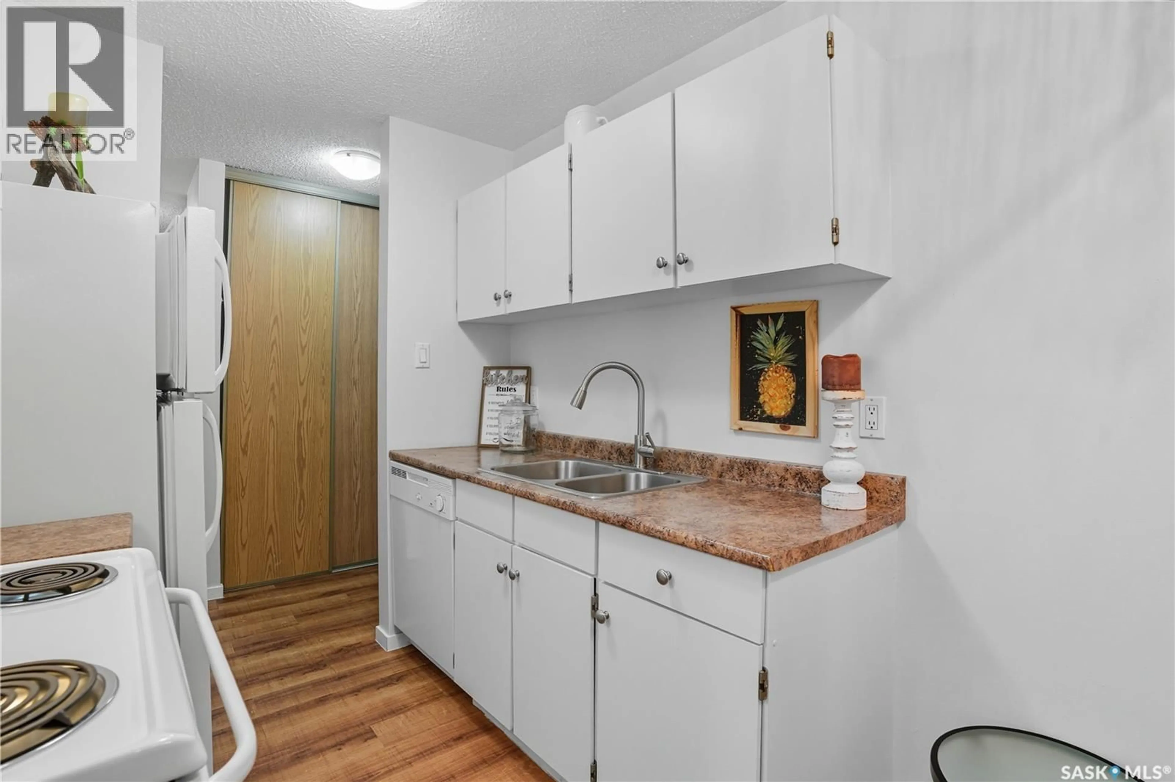 Standard kitchen, unknown for 855 - 104 WOLLASTON CRESCENT, Saskatoon Saskatchewan S7J4G1