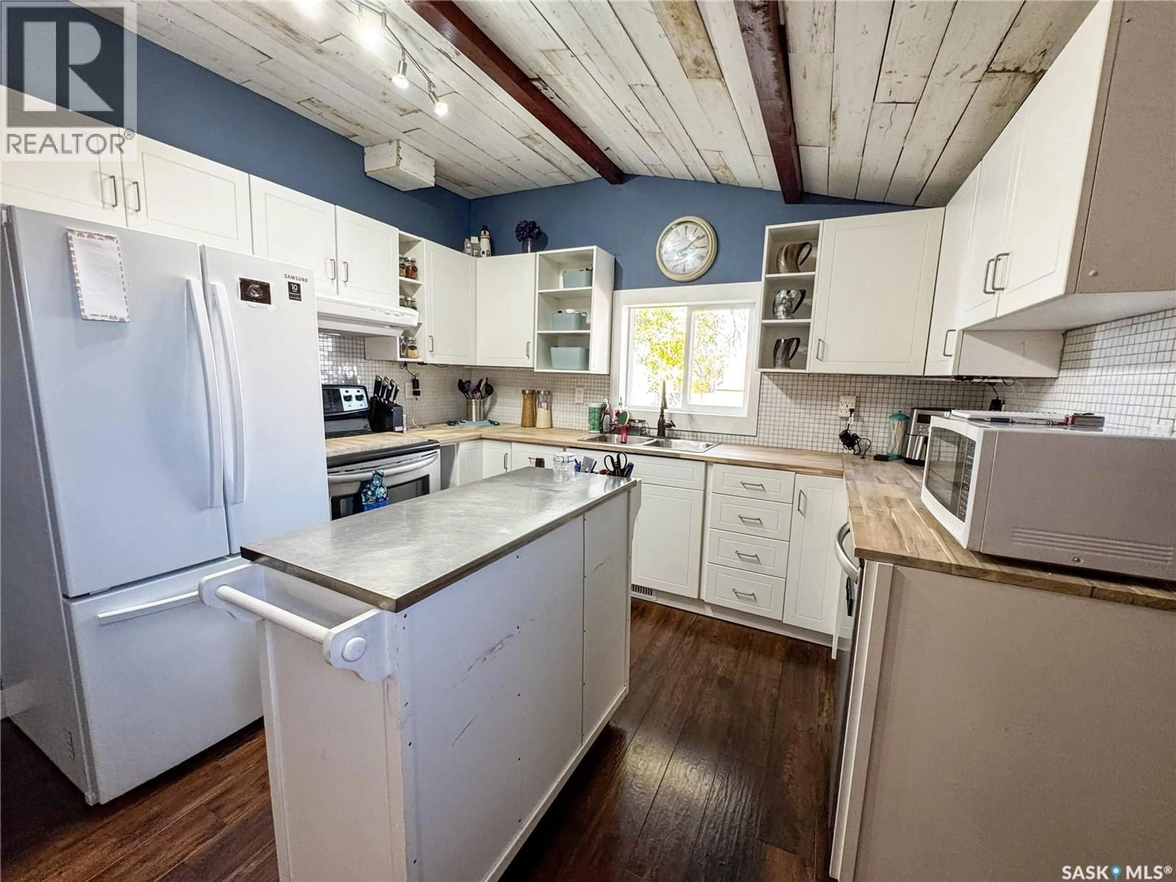 Open concept kitchen, unknown for 135 6TH AVENUE, Swift Current Saskatchewan S9H0L7