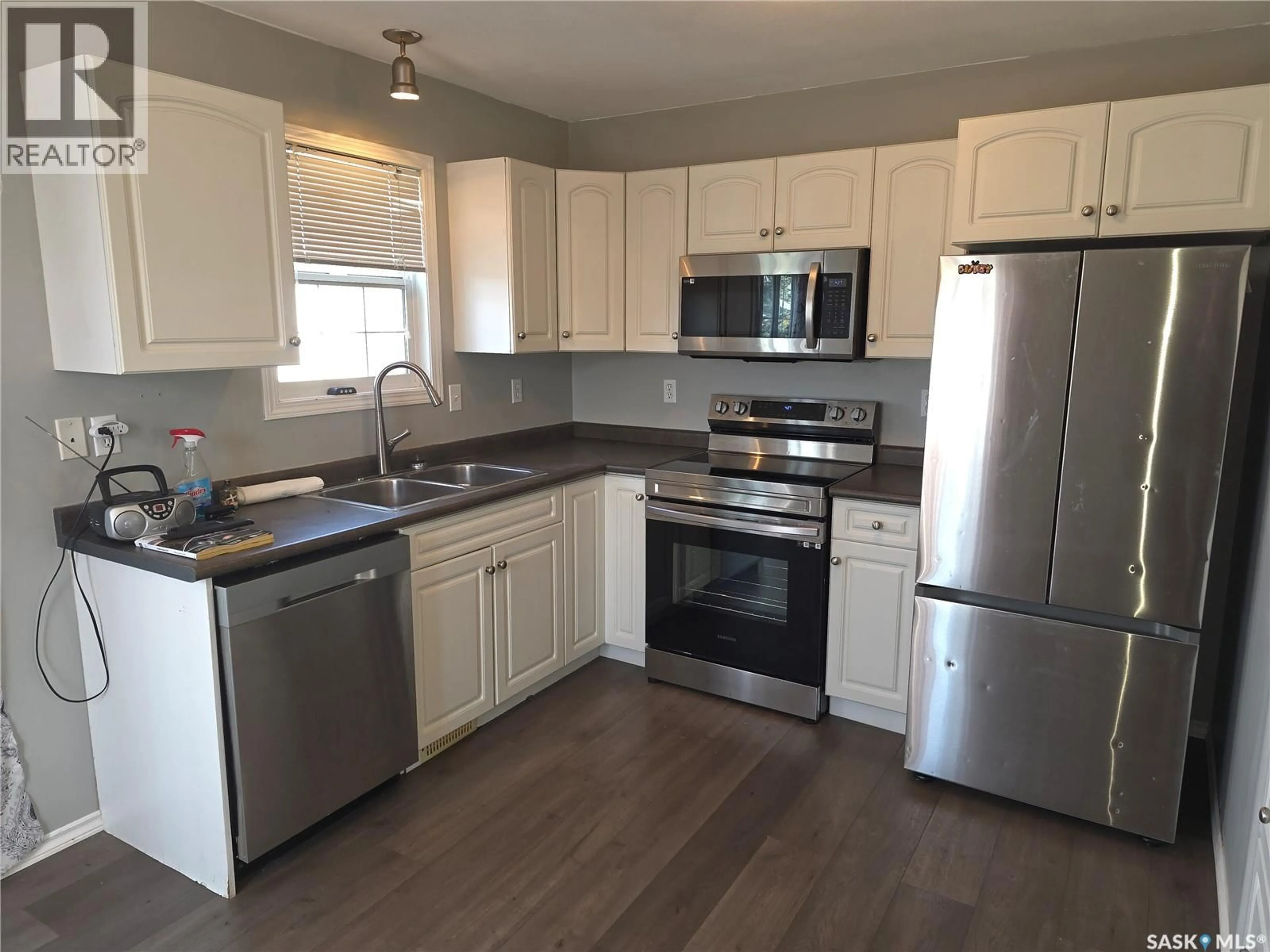 Standard kitchen, unknown for 1 302 HEROLD ROAD, Saskatoon Saskatchewan S7V1J3