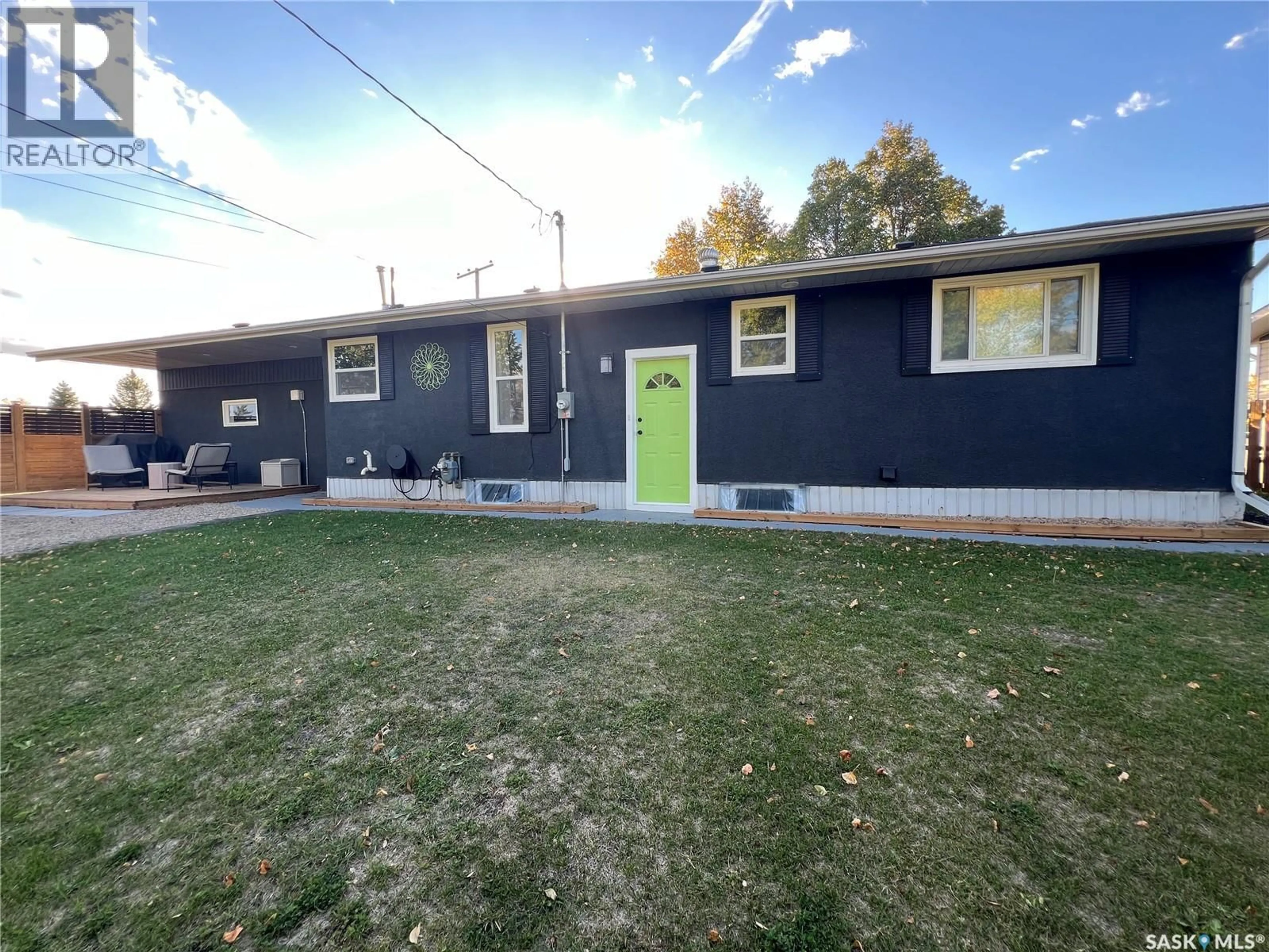Home with vinyl exterior material, street for 401 SHORT STREET, Esterhazy Saskatchewan S0A0X0