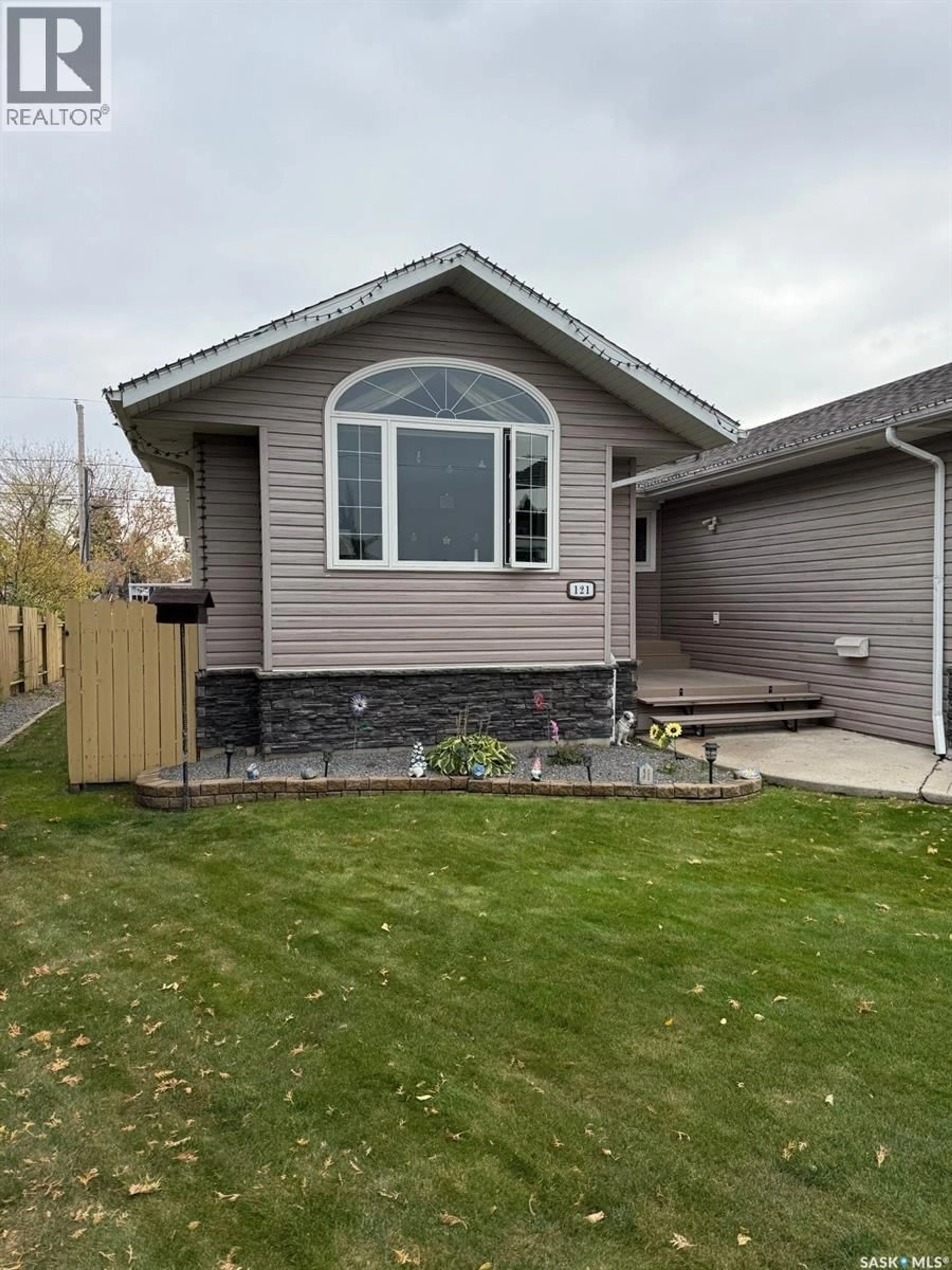 Home with vinyl exterior material, street for 121 18TH STREET, Battleford Saskatchewan S0M0E0
