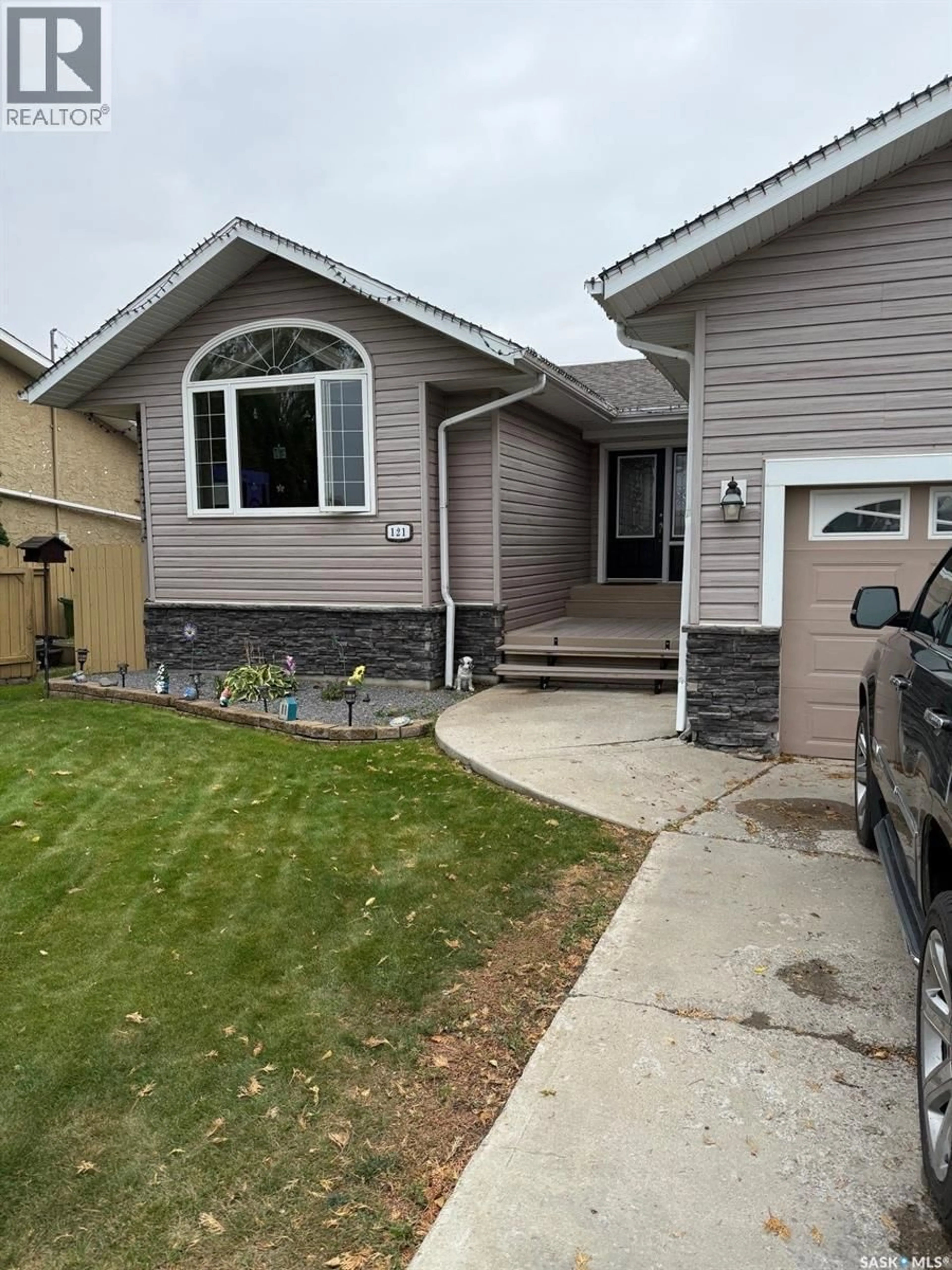 Home with vinyl exterior material, street for 121 18TH STREET, Battleford Saskatchewan S0M0E0
