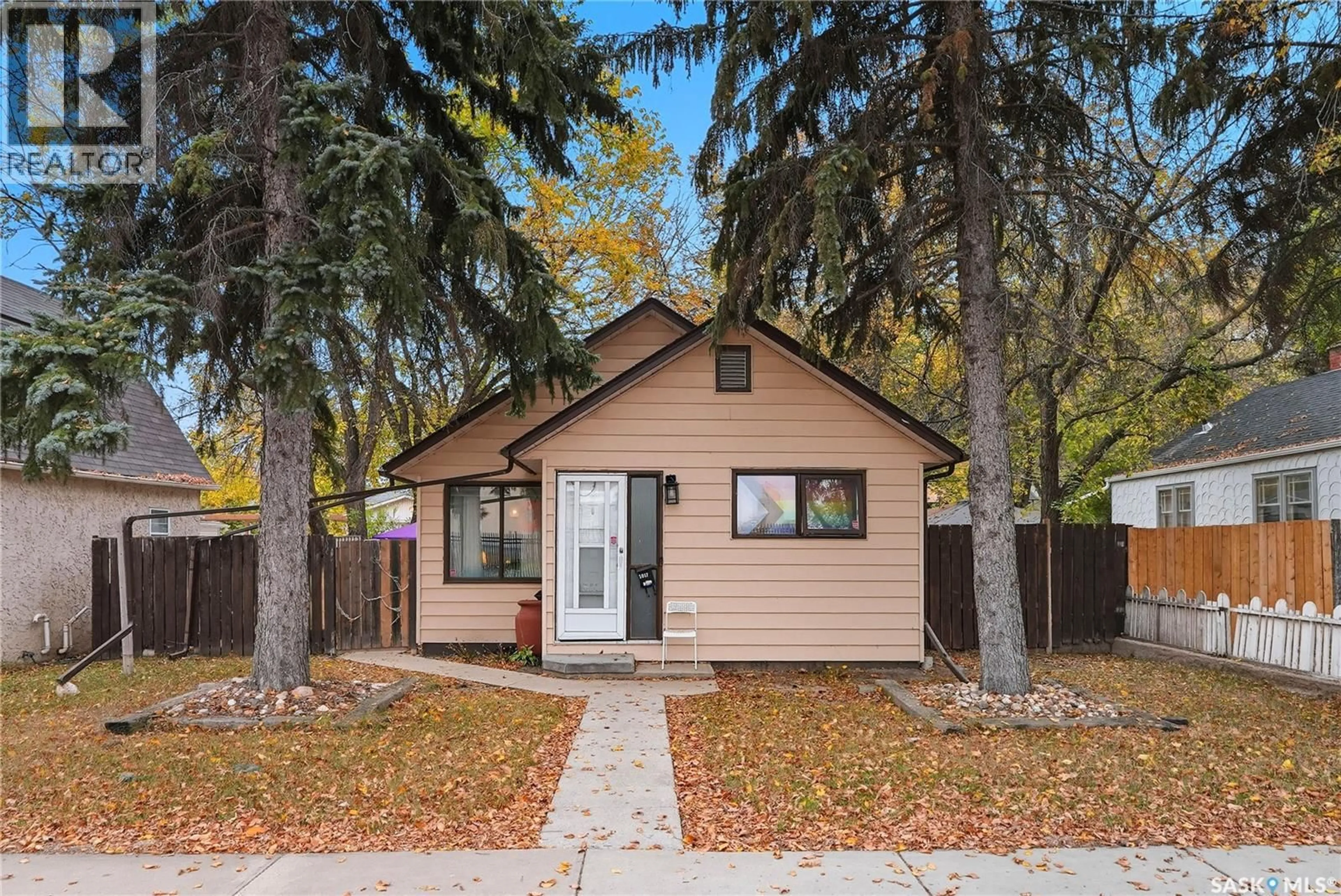 Home with vinyl exterior material, street for 1017 I AVENUE, Saskatoon Saskatchewan S7M1Z6