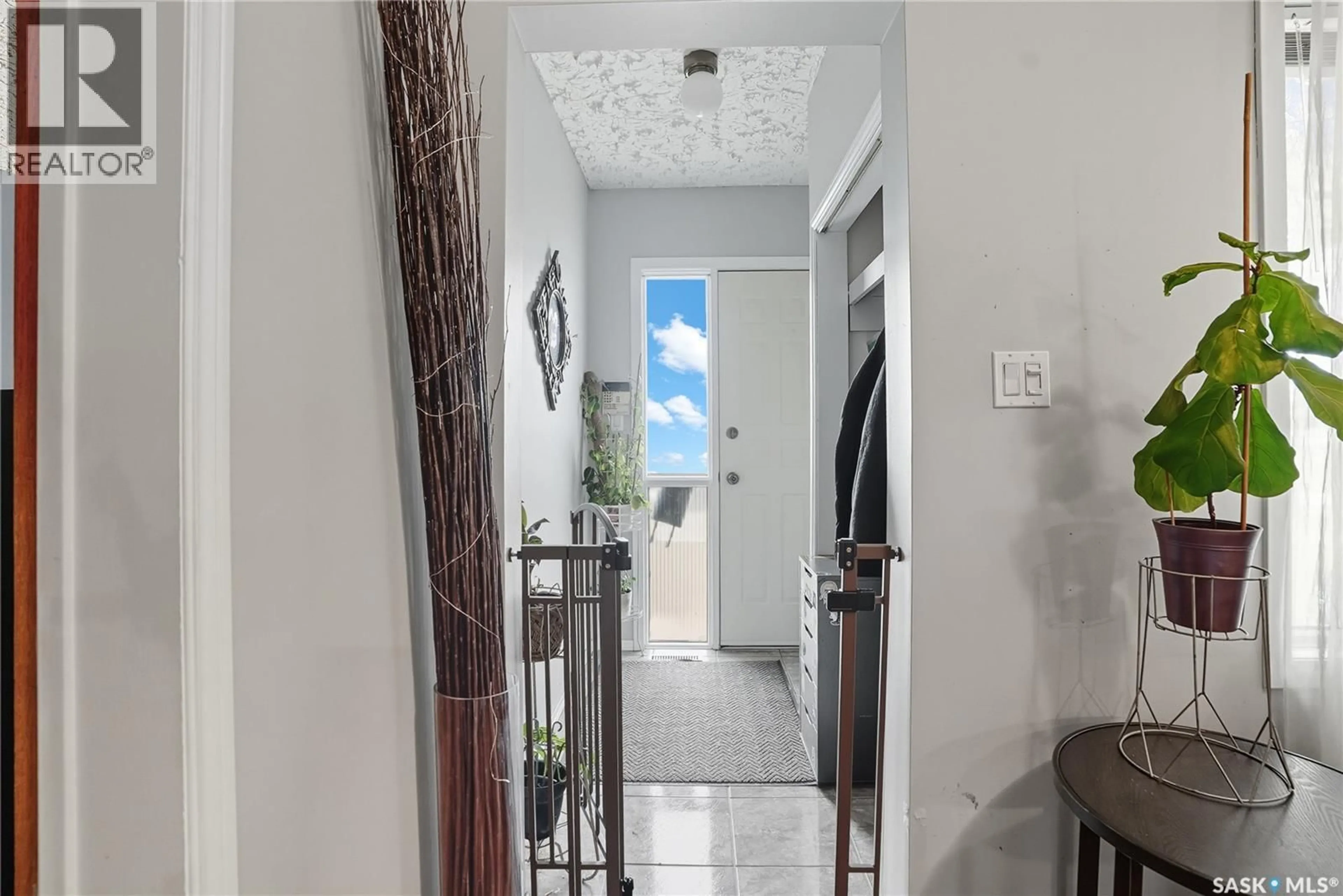 Indoor entryway for 1017 I AVENUE, Saskatoon Saskatchewan S7M1Z6