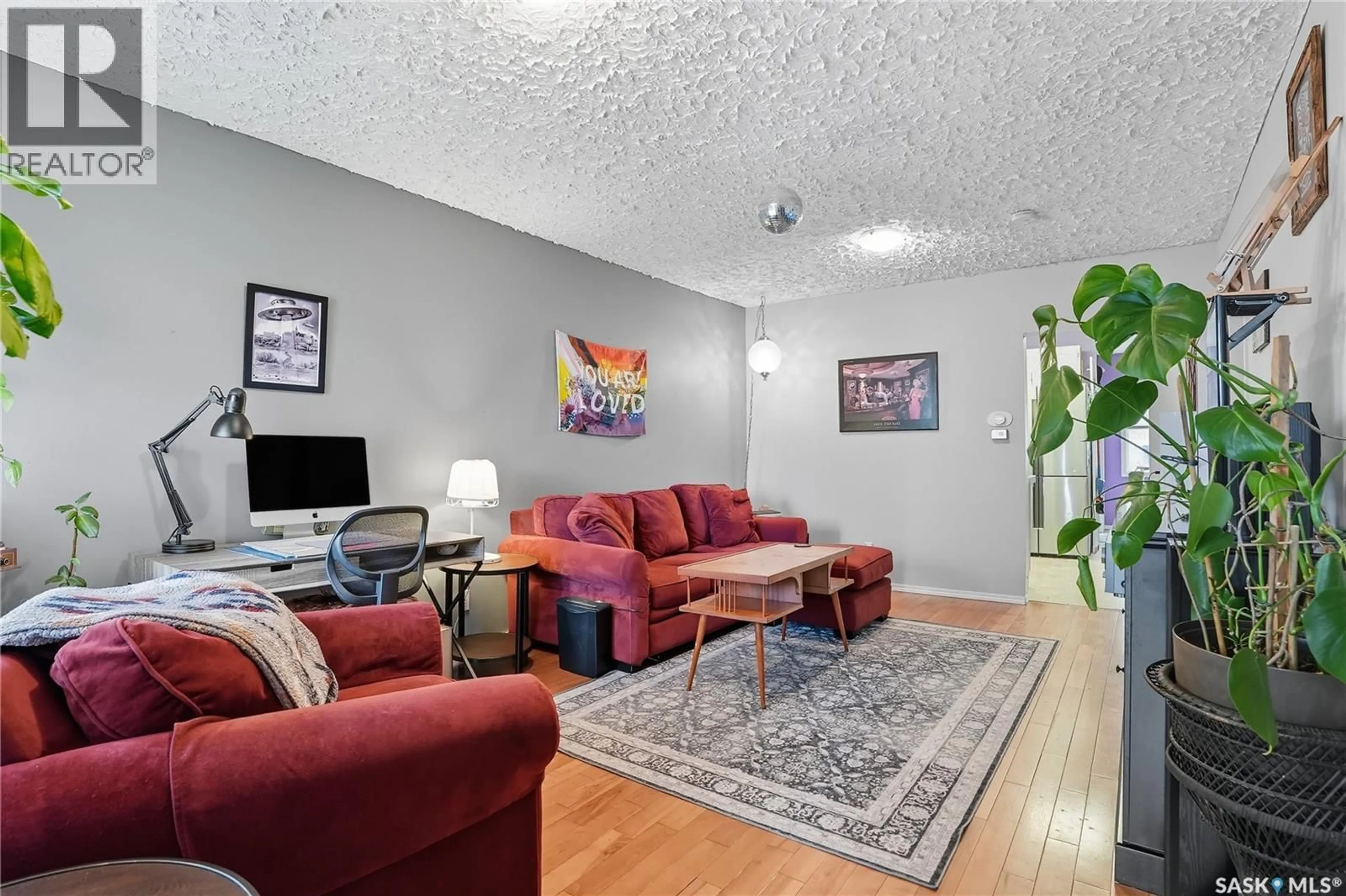 Living room with furniture, unknown for 1017 I AVENUE, Saskatoon Saskatchewan S7M1Z6