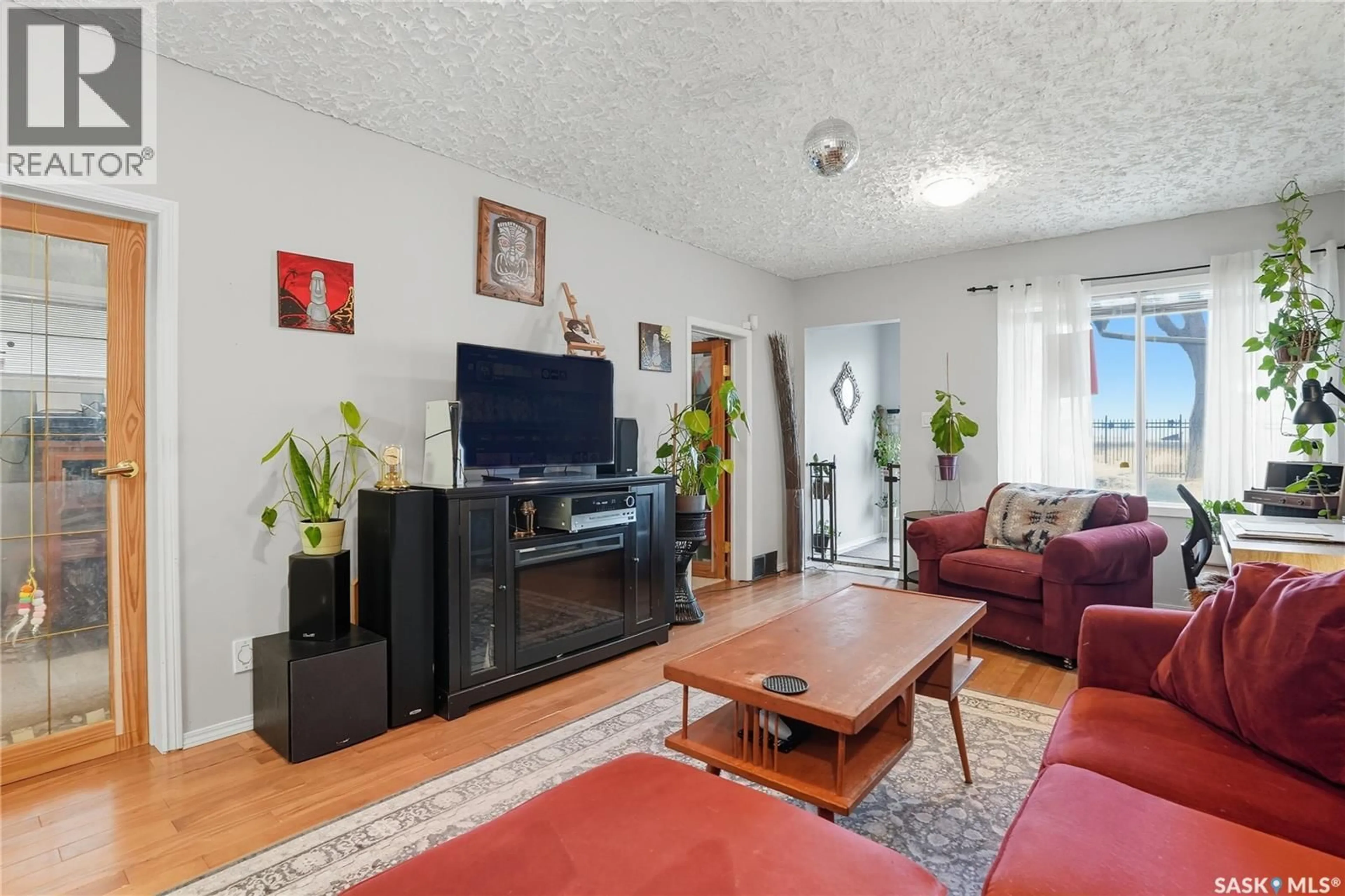 Living room with furniture, unknown for 1017 I AVENUE, Saskatoon Saskatchewan S7M1Z6