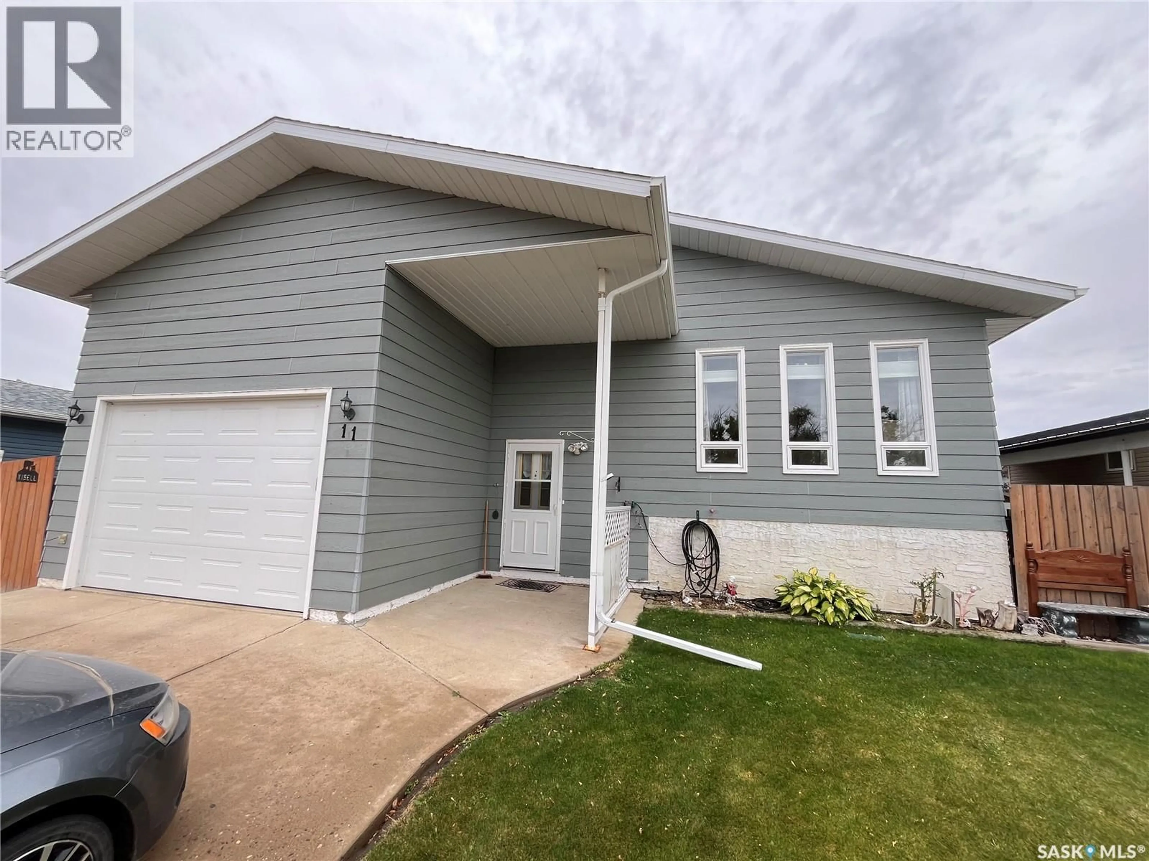 Home with vinyl exterior material, unknown for 11 2ND AVENUE, Maple Creek Saskatchewan S0N1N0