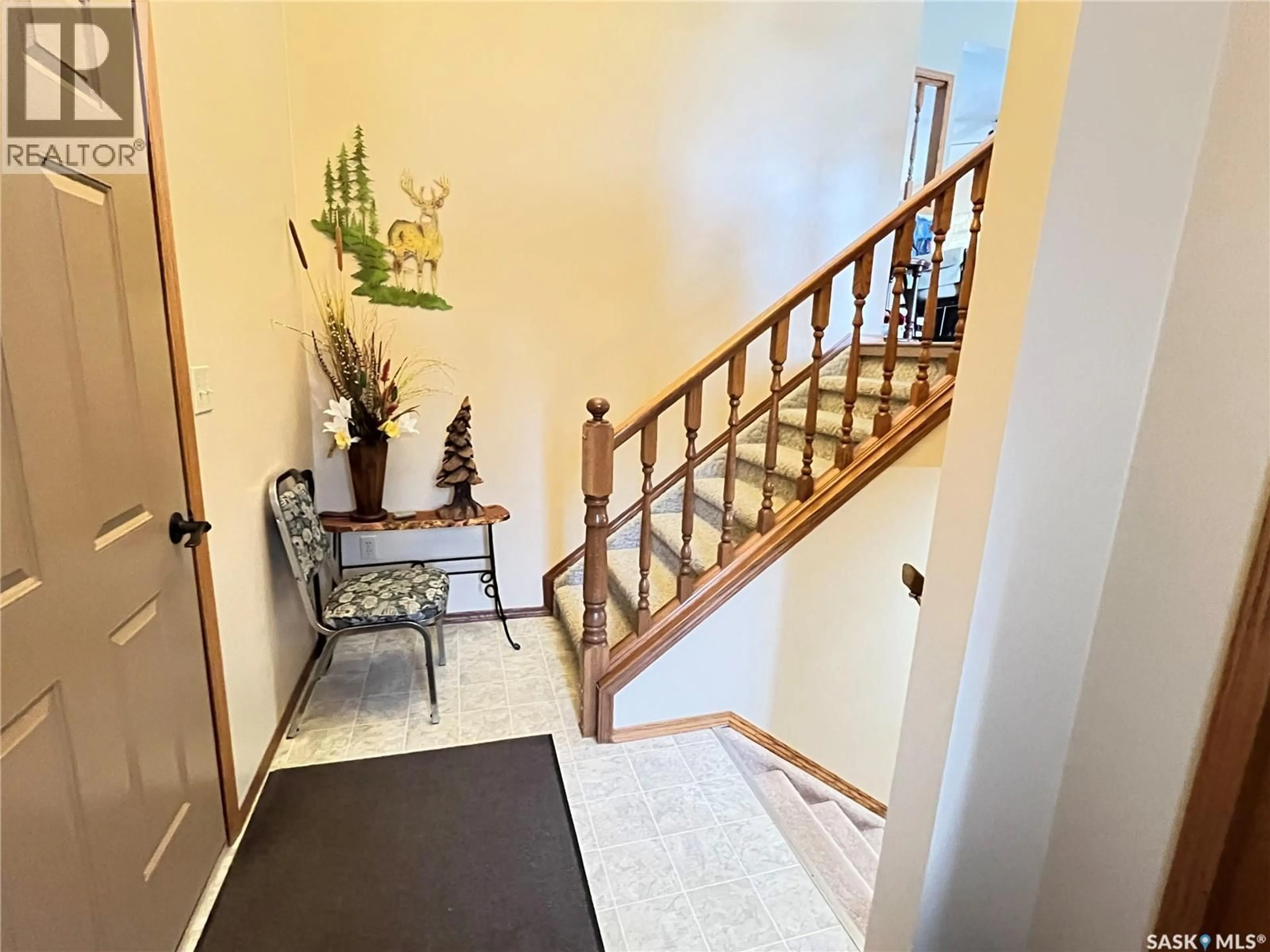Indoor foyer for 11 2ND AVENUE, Maple Creek Saskatchewan S0N1N0