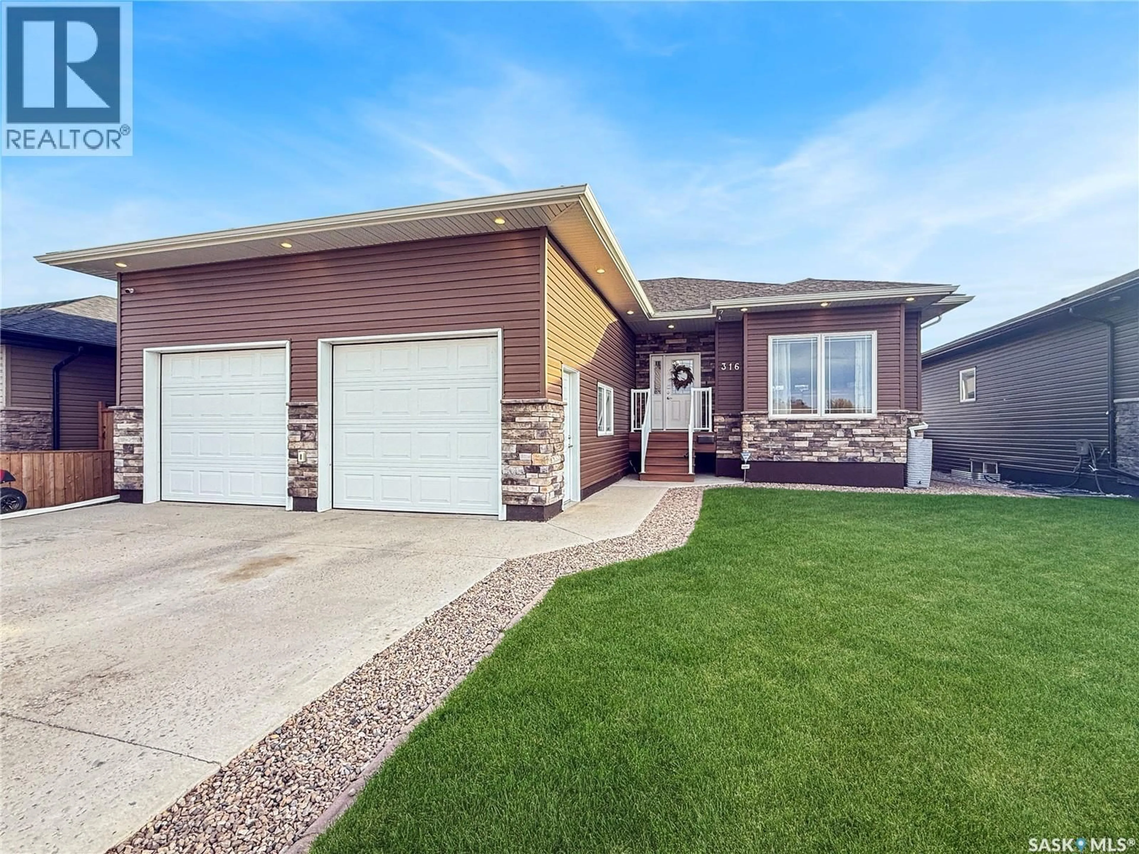 Home with vinyl exterior material, street for 316 VALLEY POINTE WAY, Swift Current Saskatchewan S9H5N2