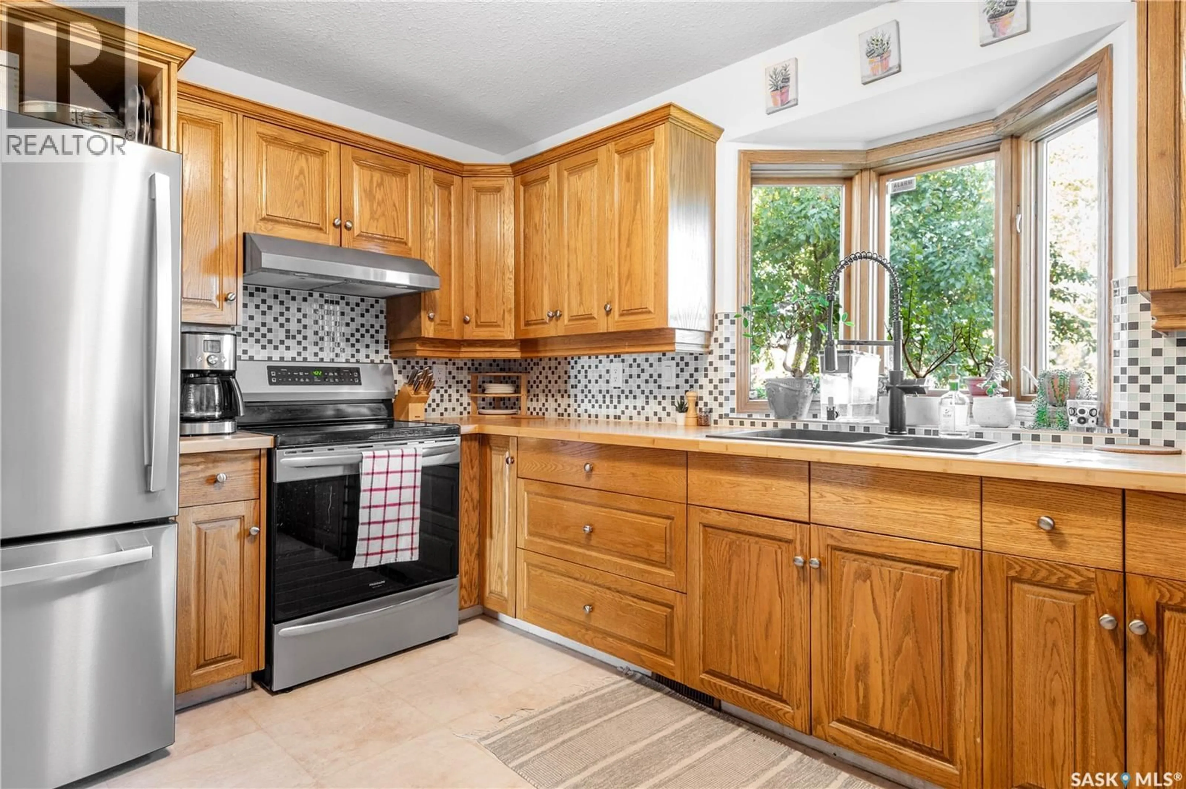Standard kitchen, ceramic/tile floor for 3215 WINCHESTER ROAD, Regina Saskatchewan S4V2T4
