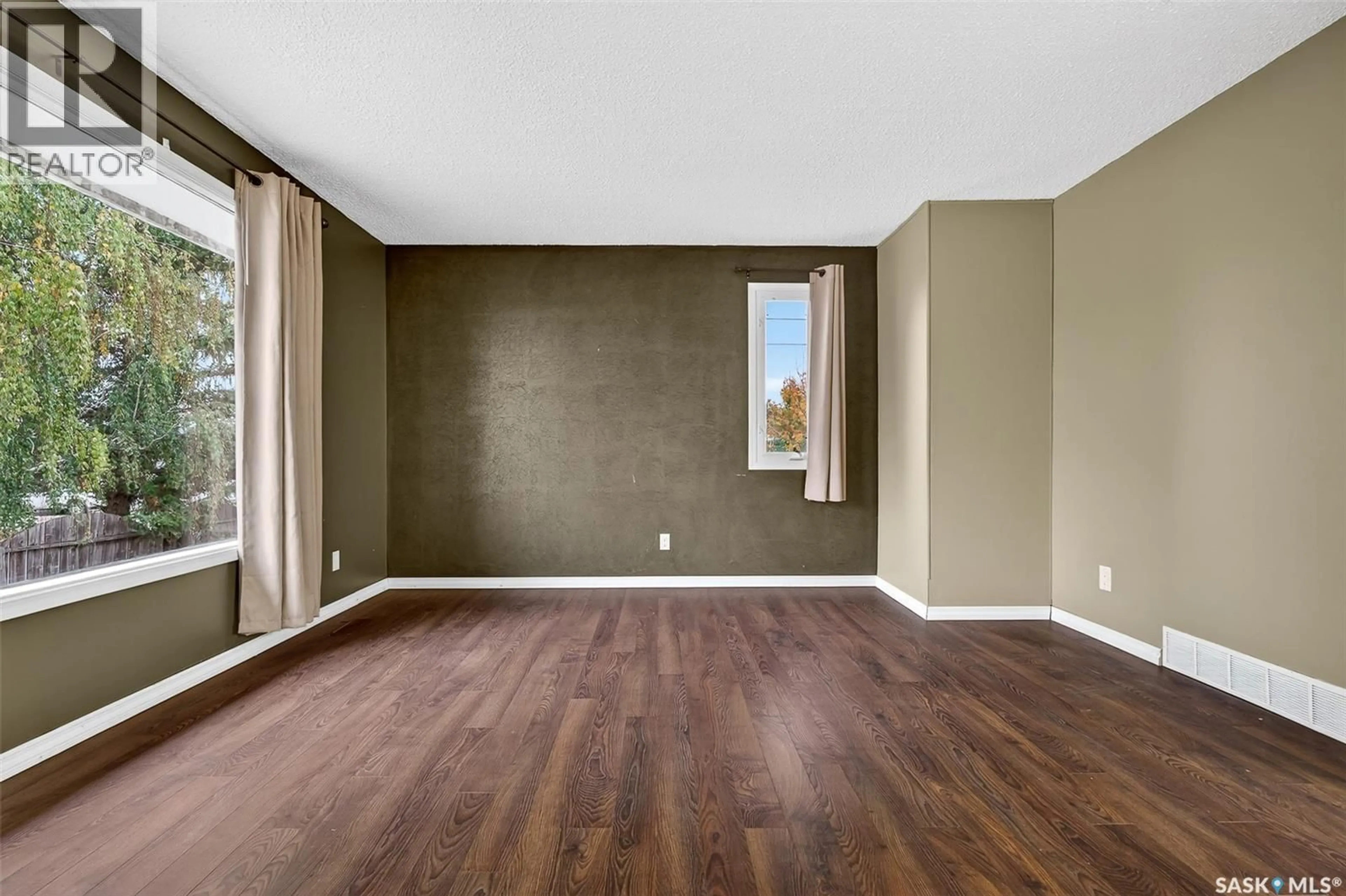A pic of a room for 1351 14TH AVENUE, Moose Jaw Saskatchewan S6H0S9