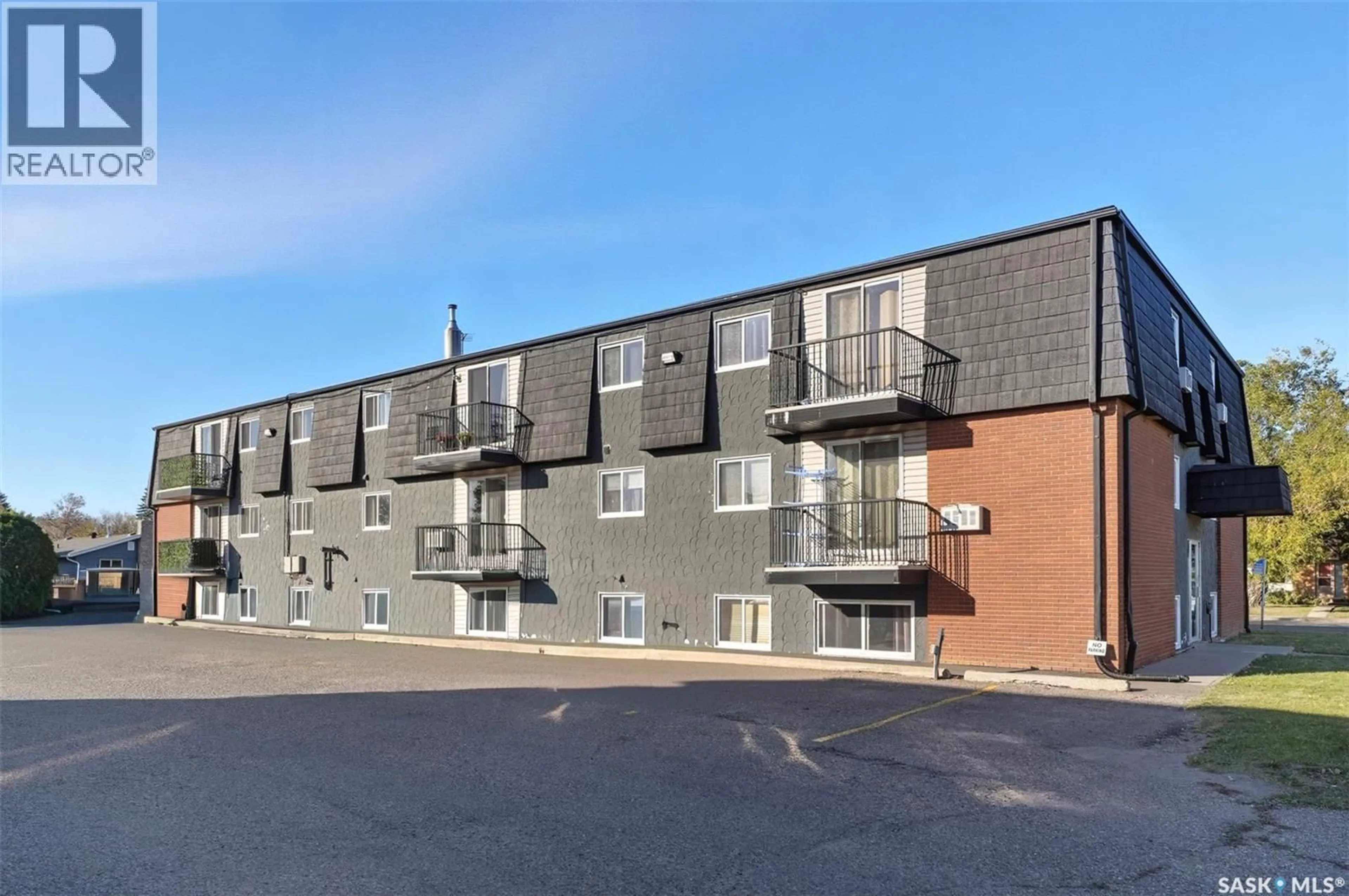 Patio, building for 9 115 ACADIA DRIVE, Saskatoon Saskatchewan S7H4T8