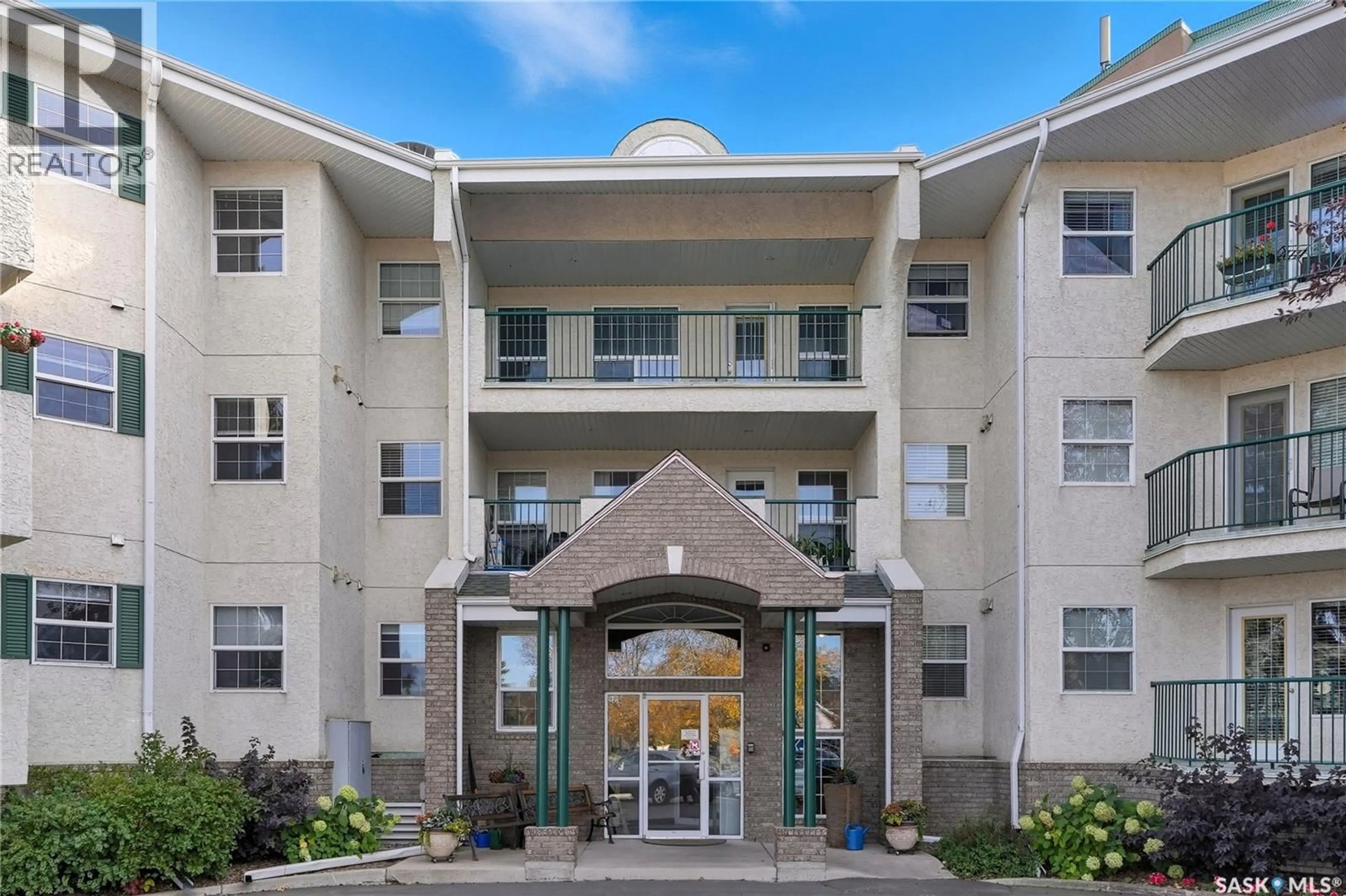 Indoor foyer for 211 - 1735 MCKERCHER DRIVE, Saskatoon Saskatchewan S7H5N6