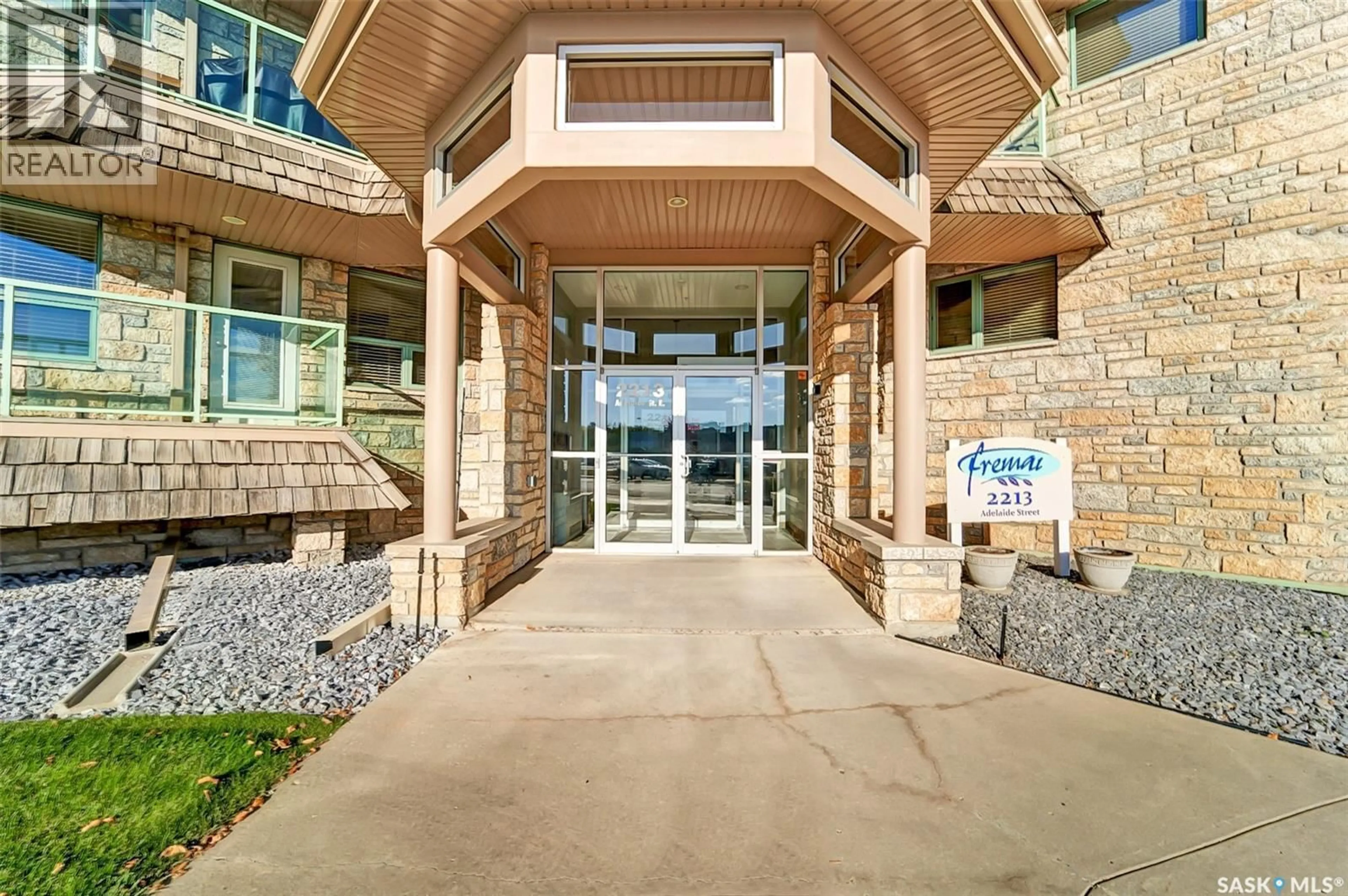 Indoor foyer for 412 2213 ADELAIDE STREET E, Saskatoon Saskatchewan S7J0J6