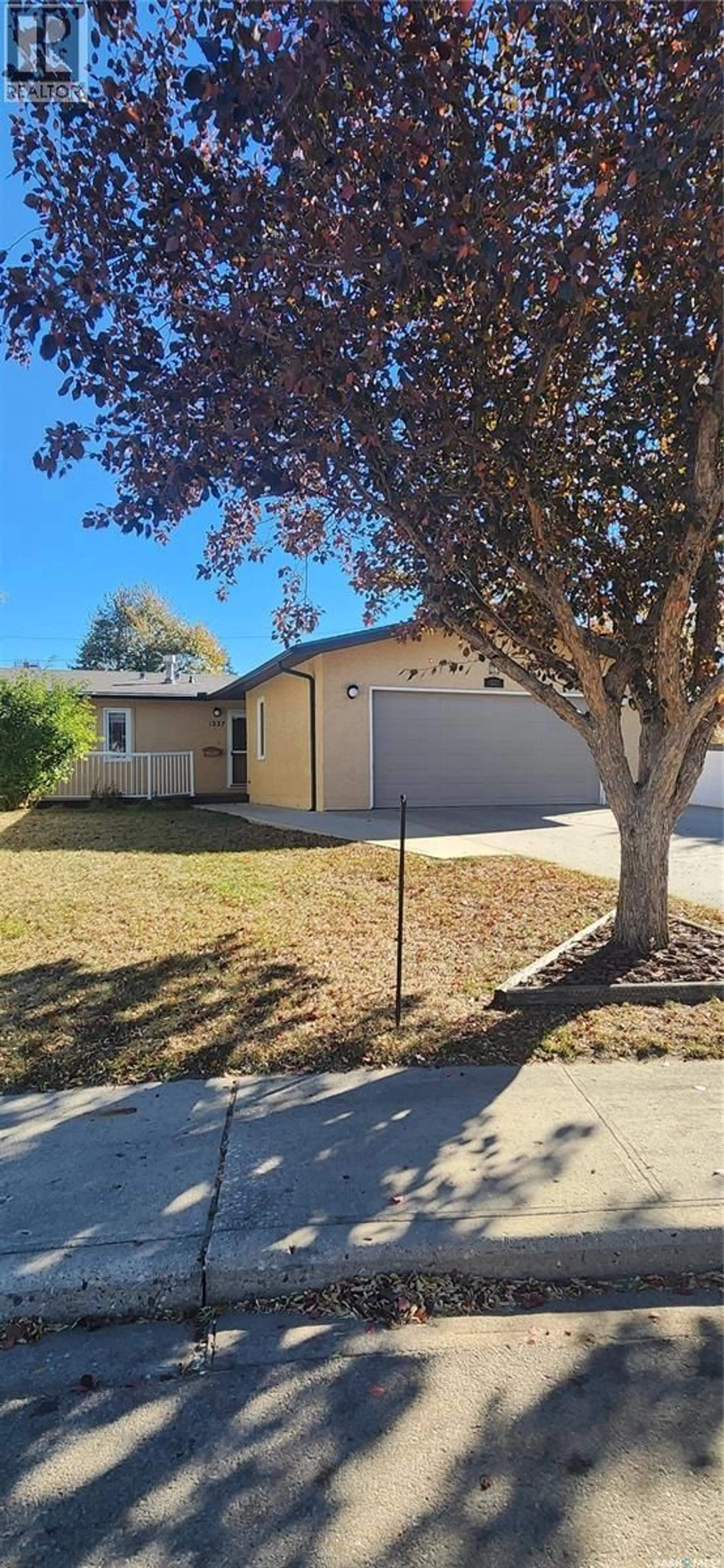 Home with vinyl exterior material, street for 1227 2ND AVENUE, Moose Jaw Saskatchewan S6H3R7
